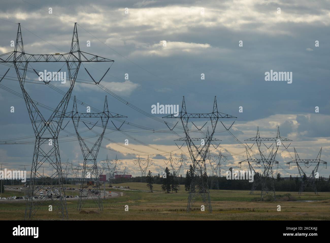 Ein Blick auf das Elektroleitungsnetz in Edmonton. Am Dienstag, den 17. August 2021, in Edmonton, Alberta, Kanada. (Foto von Artur Widak/NurPhoto) Stockfoto