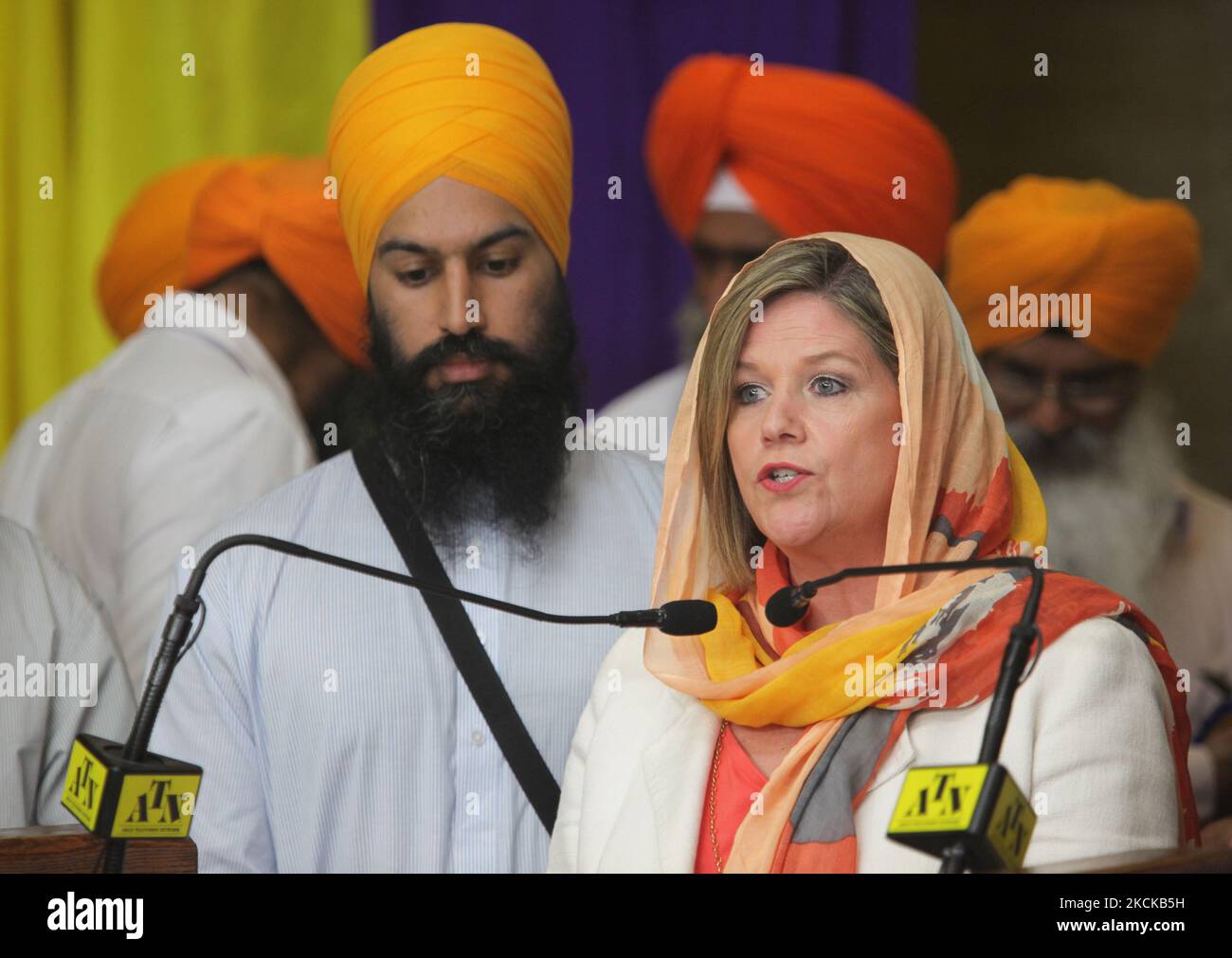 Andrea Horwath, Vorsitzende der New Democratic Party of Canada (NDP Party) in Ontario und Parteimitglied Jagmeet Singh, spricht am 05. Mai 2013 während der Vaisakhi-Feierlichkeiten in Ontario, Kanada, vor Mitgliedern der Sikh-Gemeinde im Sri Guru Singh Sabha Gurdwara (Malton Sikh Tempel). Vaisakhi (Baisakhi) ist einer der bedeutendsten Feiertage im Sikh-Kalender und erinnert an die Gründung des Khalsa in Anandpur Sahib im Jahr 1699 durch den 10. Sikh Guru, Guru Gobind Singh. (Foto von Creative Touch Imaging Ltd./NurPhoto) Stockfoto