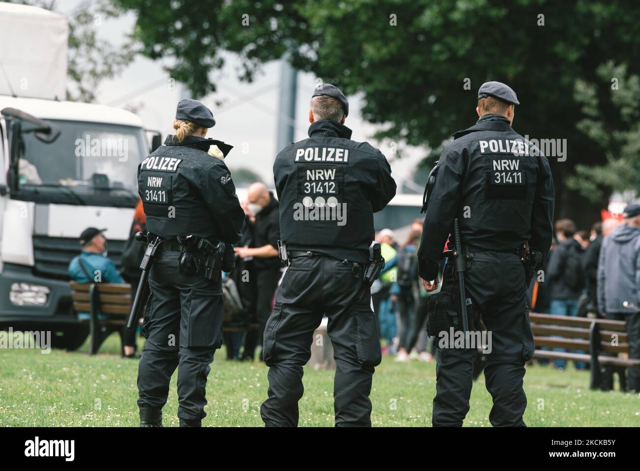 Polizei wird während des Protestes über das Versammlungsgesetz NRW am 28. August 2021 in Düsseldorf gesehen (Foto: Ying Tang/NurPhoto) Stockfoto