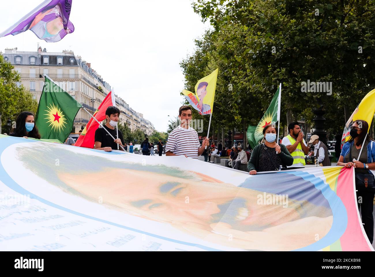 Kurdische Demonstration in Paris, Frankreich, am 28. August 2021, um den französischen Präsidenten Emmanuel Macron aufzufordern, sich an der Lösung der Kurdenfrage zu beteiligen. Während die französischen und irakischen Präsidenten in Bagdad eine Konferenz in Anwesenheit zahlreicher Führer aus dem Nahen Osten organisieren, organisiert der Kurdische Demokratische Rat, die wichtigste Organisation, die die Kurden in Frankreich vertritt, Trifft sich in Paris, um den französischen Präsidenten Emmanuel Macron zu bitten, sich für eine „seriöse Lösung der kurdischen und yezidischen Frage“ zu arbeiten. (Foto von Vincent Koebel/NurPhoto) Stockfoto