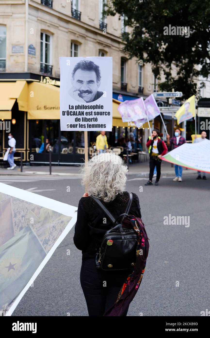 Ein Protestler hält am 28. August 2021 in Paris, Frankreich, ein feministisches Schild mit dem Bildnis des kurdischen Philosophen und Gefangenen Abdullah Ocalan hoch. Während die französischen und irakischen Präsidenten in Bagdad eine Konferenz in Anwesenheit zahlreicher Führer aus dem Nahen Osten organisieren, organisiert der Kurdische Demokratische Rat, die wichtigste Organisation, die die Kurden in Frankreich vertritt, Trifft sich in Paris, um den französischen Präsidenten Emmanuel Macron zu bitten, sich für eine „seriöse Lösung der kurdischen und yezidischen Frage“ zu arbeiten. (Foto von Vincent Koebel/NurPhoto) Stockfoto