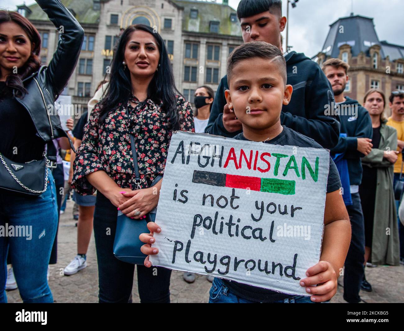 Ein kleiner afghanischer Junge hält ein Plakat gegen den Krieg in Afghanistan, während der Demonstration zur Unterstützung Afghanistans, die am 28.. August 2021 in Amsterdam stattfindet. (Foto von Romy Arroyo Fernandez/NurPhoto) Stockfoto