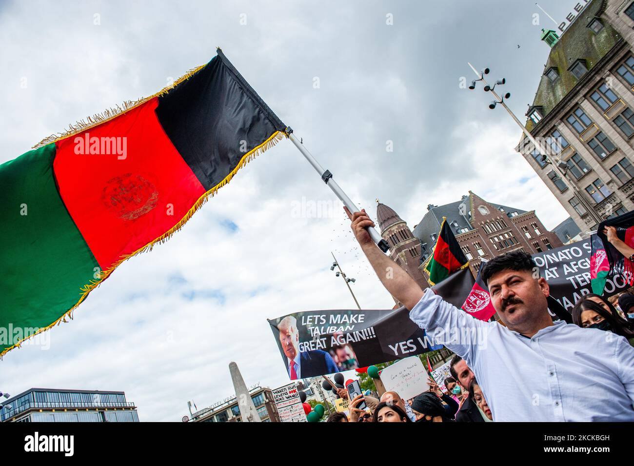 Ein Mann hält eine große afghanische Flagge während der Demonstration zur Unterstützung Afghanistans, die am 28.. August 2021 in Amsterdam stattfindet. (Foto von Romy Arroyo Fernandez/NurPhoto) Stockfoto