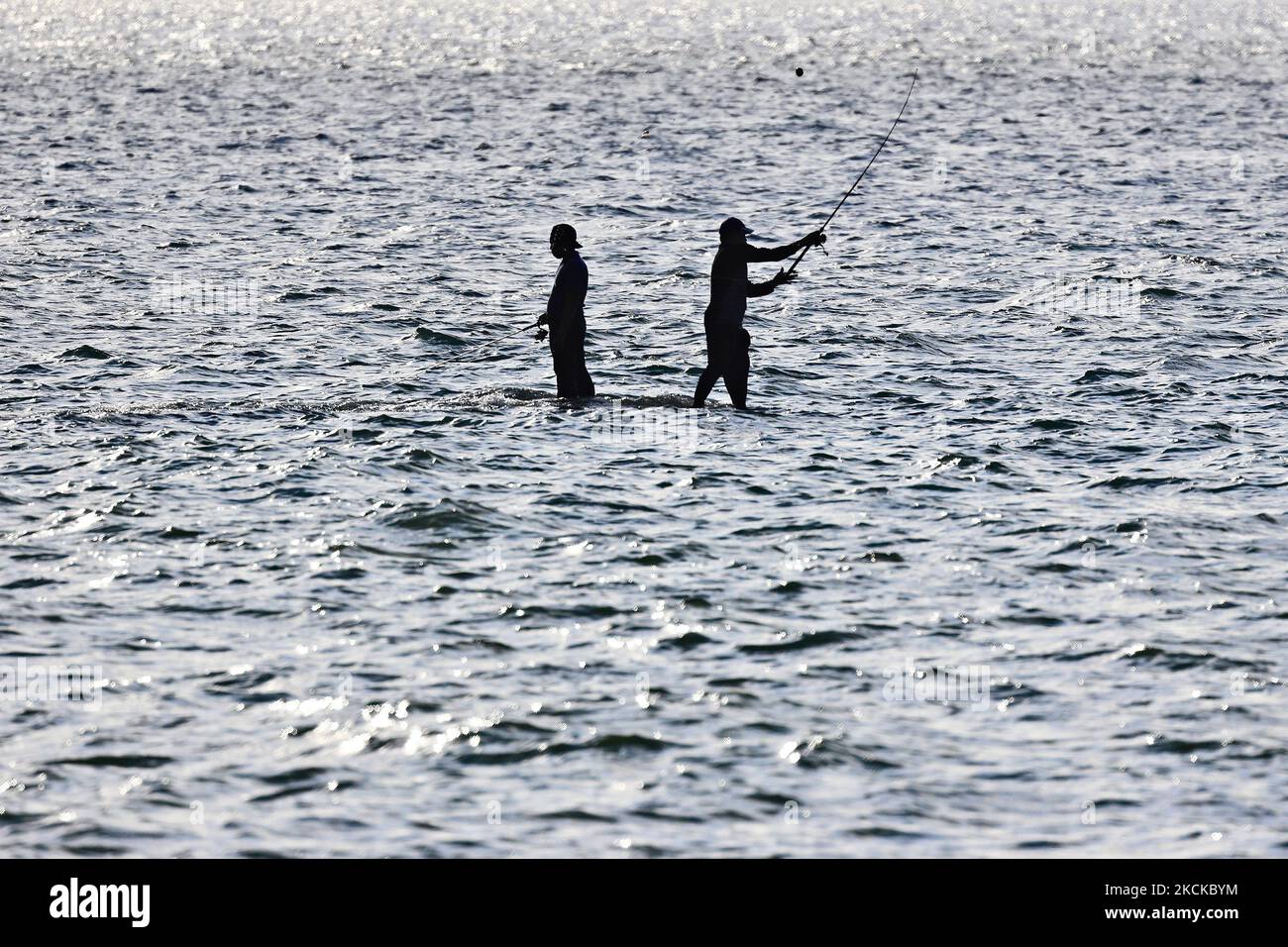 Zwei Männer fischen am 29. August 2021 in Singapur auf See. (Foto von Suhaimi Abdullah/NurPhoto) Stockfoto