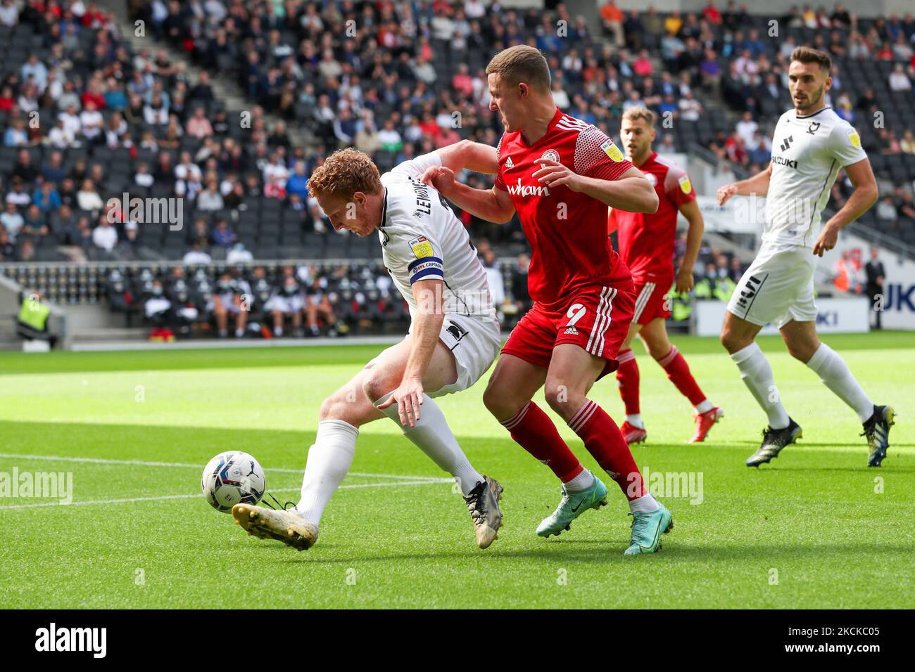 Milton Keynes Dons Kapitän Dean Lewington deckt den Ball von Colby Bishop von Accrington Stanley während der ersten Hälfte der Sky Bet League ein Spiel zwischen MK Dons und Accrington Stanley im Stadium MK, Milton Keynes am Samstag, 28.. August 2021. (Foto von John Cripps/MI News/NurPhoto) Stockfoto