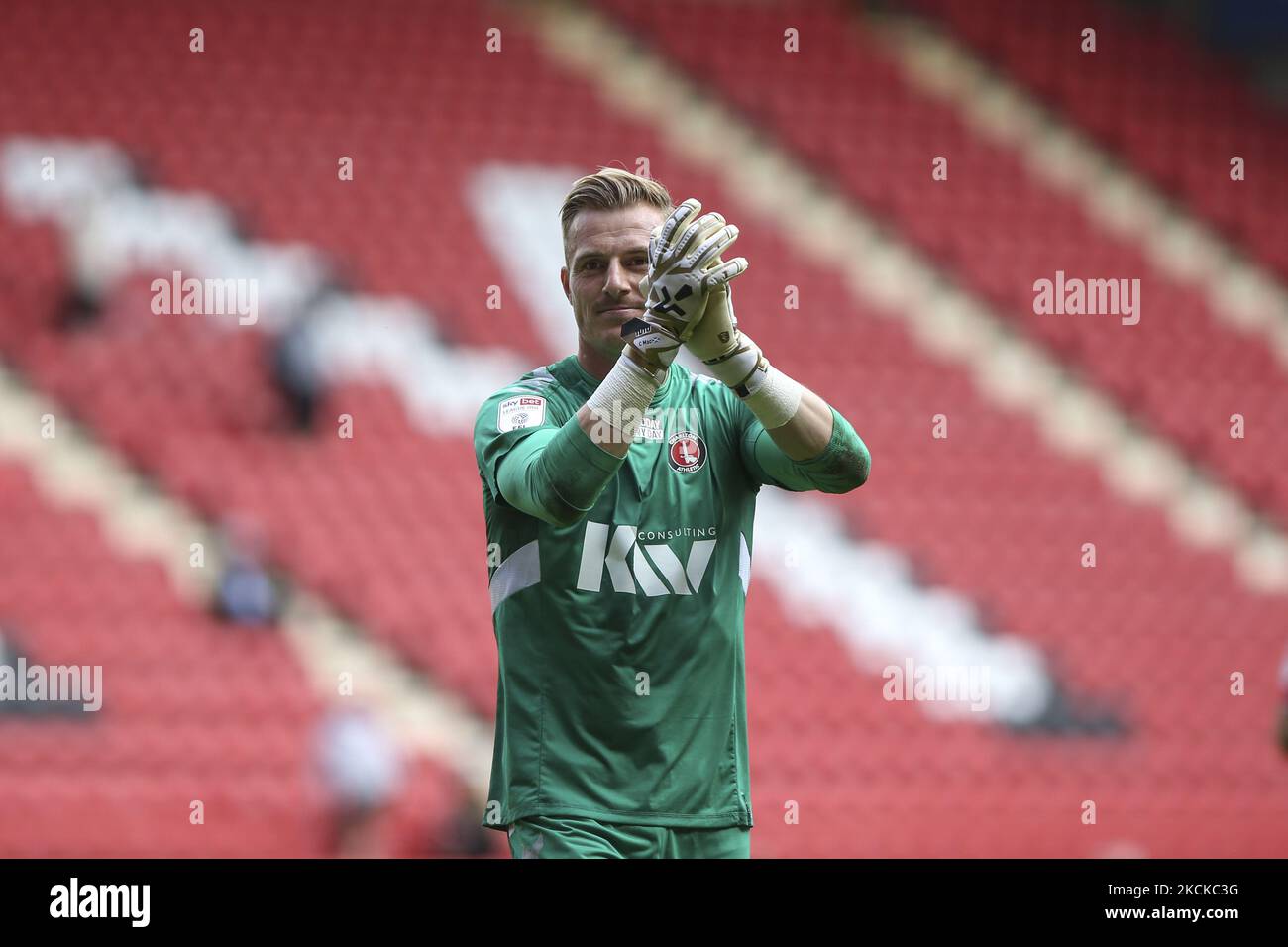 Craig MacGillivray von Charlton Athletic dankt den Fans für ihre Unterstützung beim letzten Pfiff während des Sky Bet League 1-Spiels zwischen Charlton Athletic und Crewe Alexandra am Samstag, den 28.. August 2021 im The Valley, London. (Foto von Tom West/MI News/NurPhoto) Stockfoto