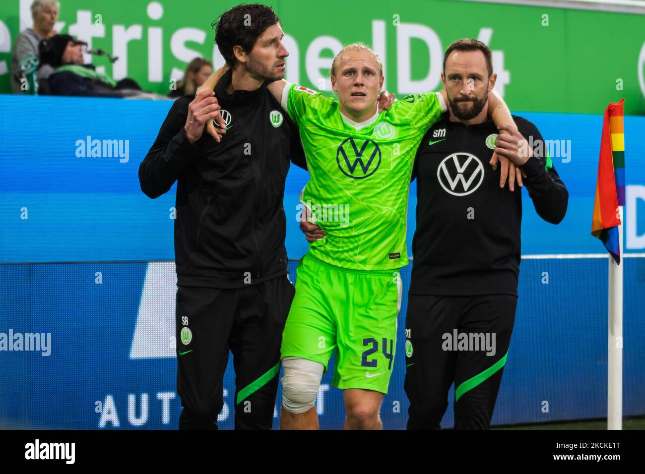 Xaver Schlager vom VfL Wolfsburg wird beim Bundesliga-Spiel zwischen dem VfL Wolfsburg und RB Leipzig in der Volkswagen Arena am 29. August 2021 in Wolfsburg verletzt. (Foto von Peter Niedung/NurPhoto) Stockfoto