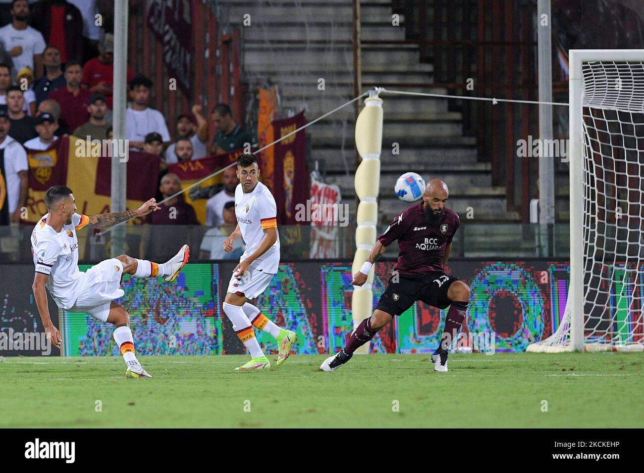 Lorenzo Pellegrini von AS Roma erzielt am 29. August 2021 im Stadio Arechi, Salerno, Italien, das vierte Tor im Spiel der Serie A zwischen US Salernitana 1919 und AS Roma. (Foto von Giuseppe Maffia/NurPhoto) Stockfoto