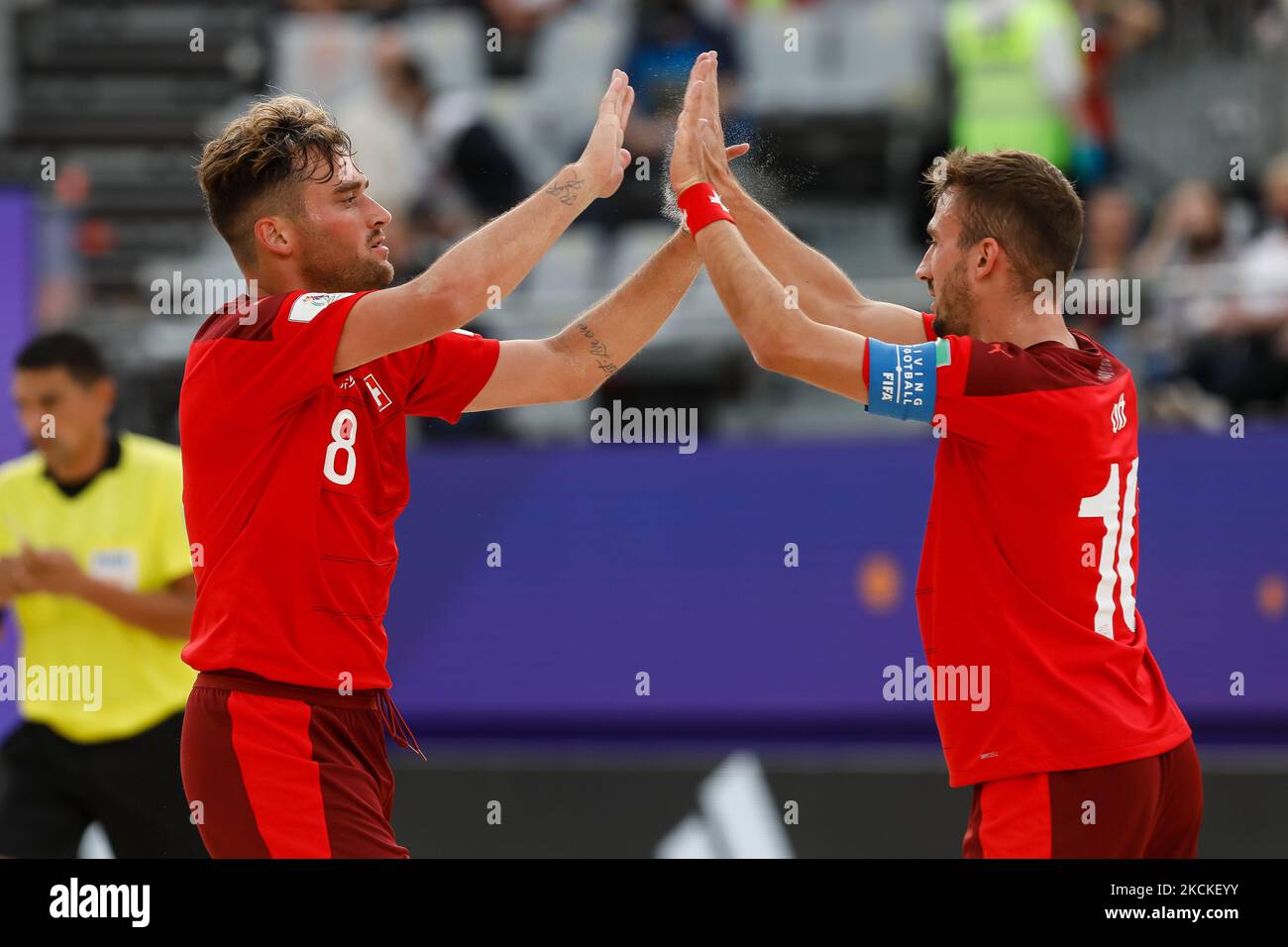 Philipp Borer (L) und Noel Ott aus der Schweiz feiern am 29. August 2021 im Luzhniki Beach Soccer Stadium in Moskau, Russland, ein Tor während der FIFA Beach Soccer World Cup Russia 2021. (Foto von Mike Kireev/NurPhoto) Stockfoto