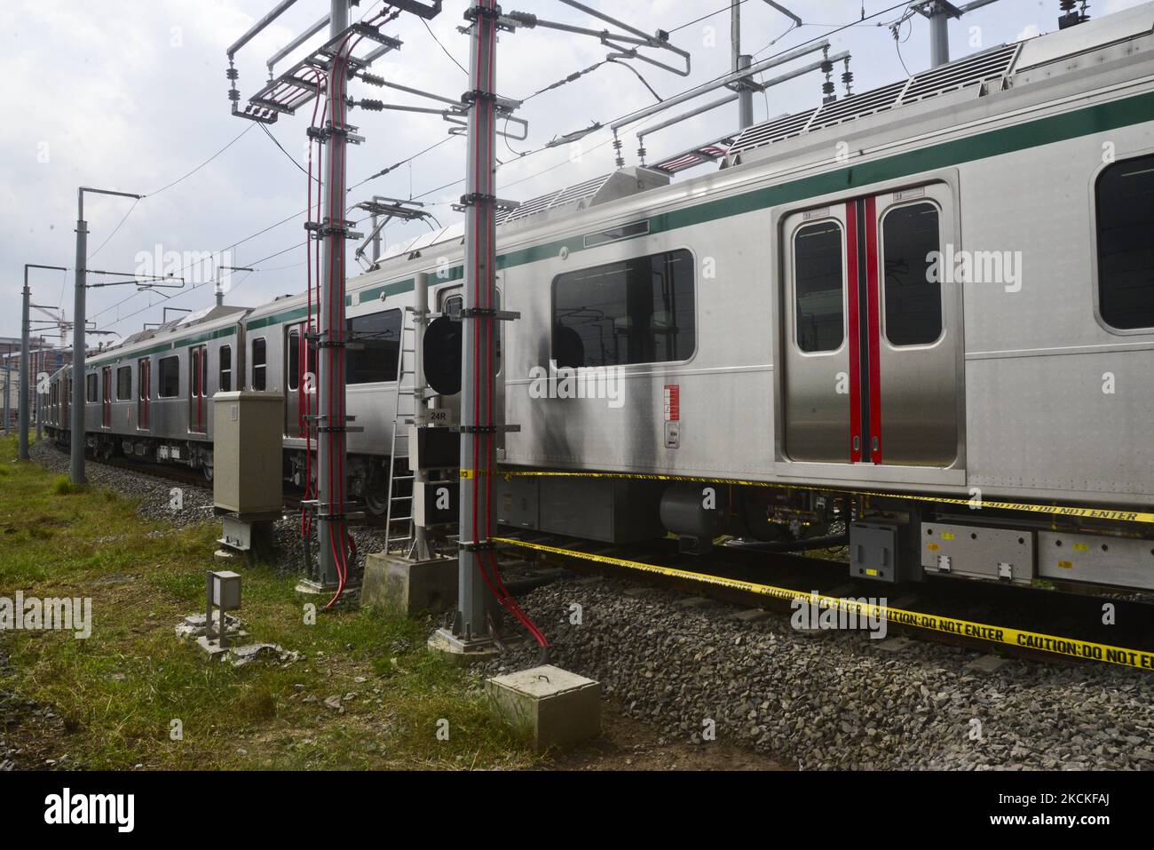 Der erste U-Bahn-Zug Bangladeschs während seines ersten förmlichen Probefahrens auf dem Viadukt in der Hauptstadt hat am 29. August 2021 in Dhaka, Bangladesch, begonnen. Obwohl die U-Bahn eine Höchstgeschwindigkeit von 110 km/h haben wird, wird der Zug im Rahmen des Leistungstests vorerst mit einer Geschwindigkeit von fünf km/h fahren. Dann wird die Geschwindigkeit schrittweise erhöht. Schließlich wird der Zug mit einer Geschwindigkeit von 25 km fahren (Foto: Mamunur Rashid/NurPhoto) Stockfoto