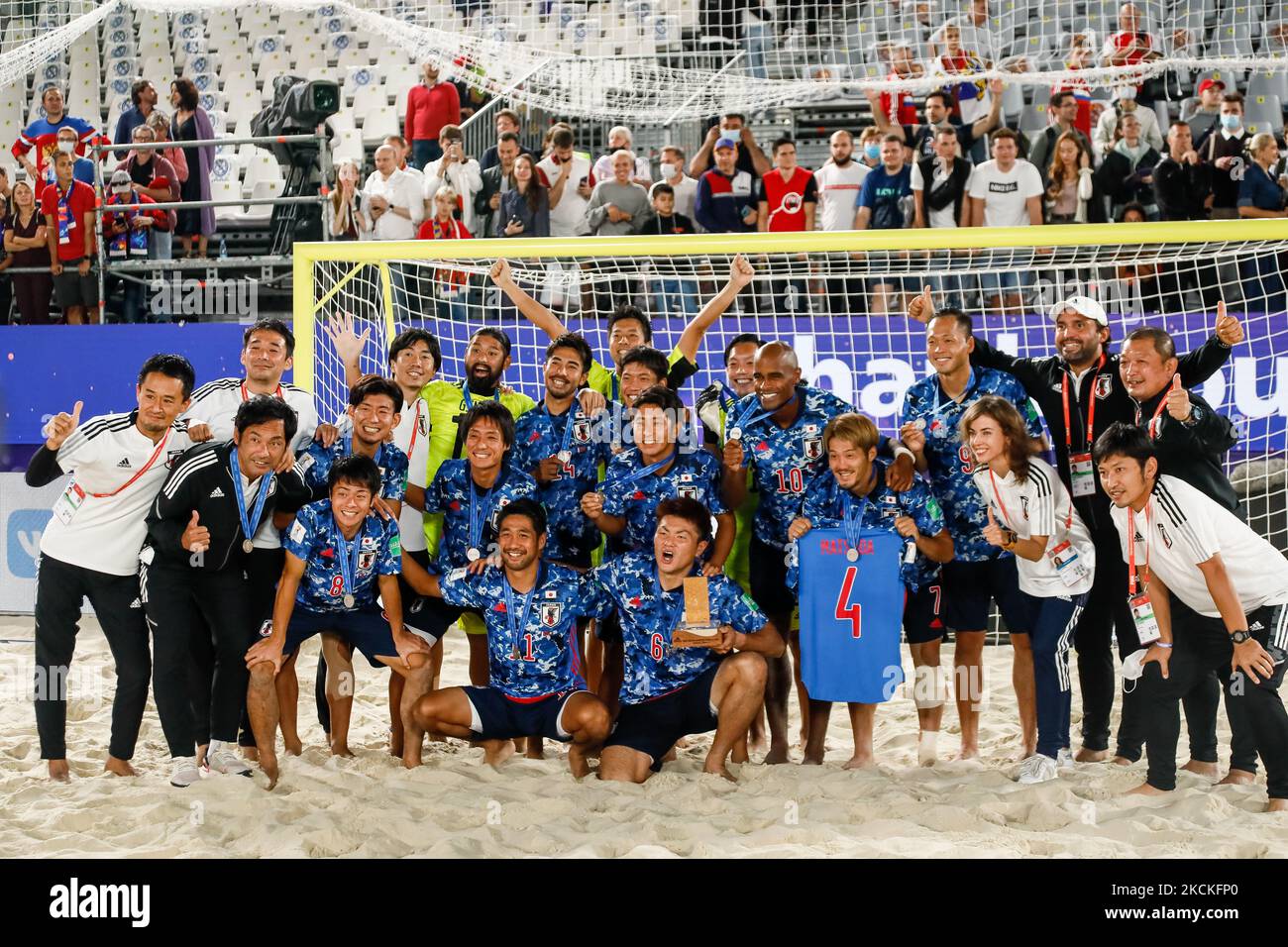 Die Spieler Japans posieren mit ihren Silbermedaillen nach der Siegerehrung der FIFA Beach Soccer World Cup Russia 2021 am 29. August 2021 im Luzhniki Beach Soccer Stadium in Moskau, Russland. (Foto von Mike Kireev/NurPhoto) Stockfoto