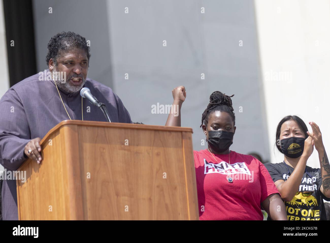 Der verehrte William Barber II., Ph.D, von der Kampagne der Armen, spricht mit der Menge über die Notwendigkeit einer Einheit über Identitäten hinweg, um dauerhafte Veränderungen zu schaffen. (Foto von Zach Brien/NurPhoto) Stockfoto