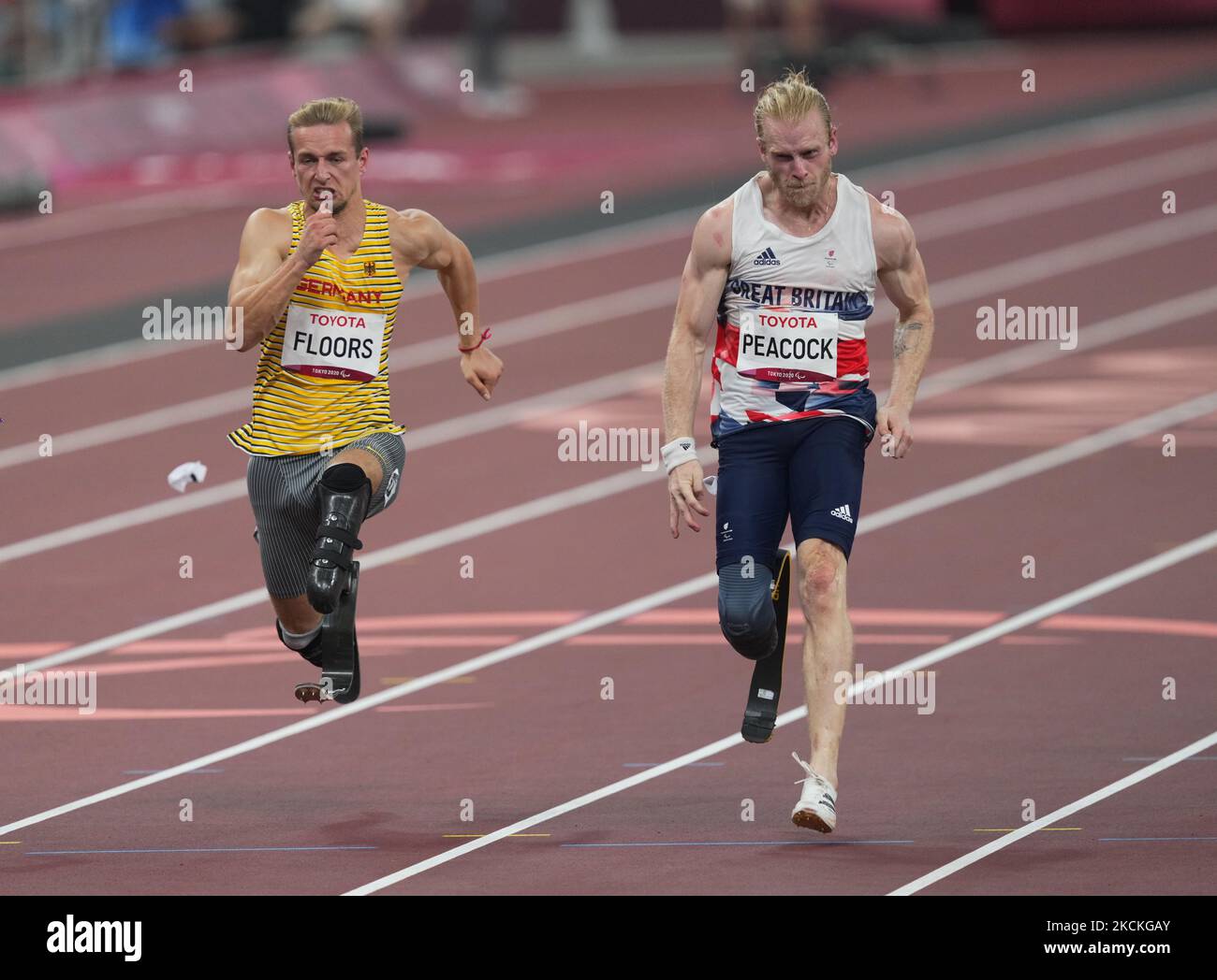 Johannes Floors und Jonnie Pfau, die beide am 30. August 2021 bei den Olympischen Spielen in Tokio, Tokio, Japan, eine Bronzemedaille während der Leichtathletik erendeten. (Foto von Ulrik Pedersen/NurPhoto) Stockfoto