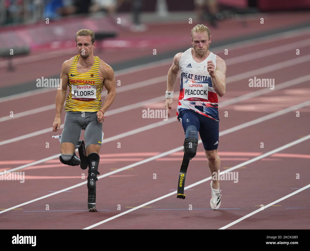 Johannes Floors und Jonnie Pfau, die beide am 30. August 2021 bei den Olympischen Spielen in Tokio, Tokio, Japan, eine Bronzemedaille während der Leichtathletik erendeten. (Foto von Ulrik Pedersen/NurPhoto) Stockfoto