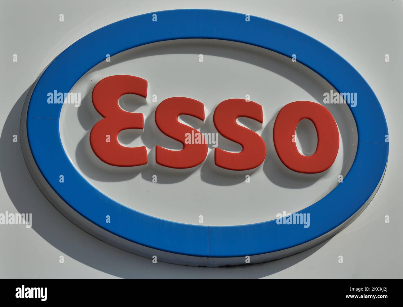 Esso-Logo auf der Esso-Station auf der Whyte Avenue in Edmonton. Am Montag, den 30. August 2021, in Edmonton, Alberta, Kanada. (Foto von Artur Widak/NurPhoto) Stockfoto