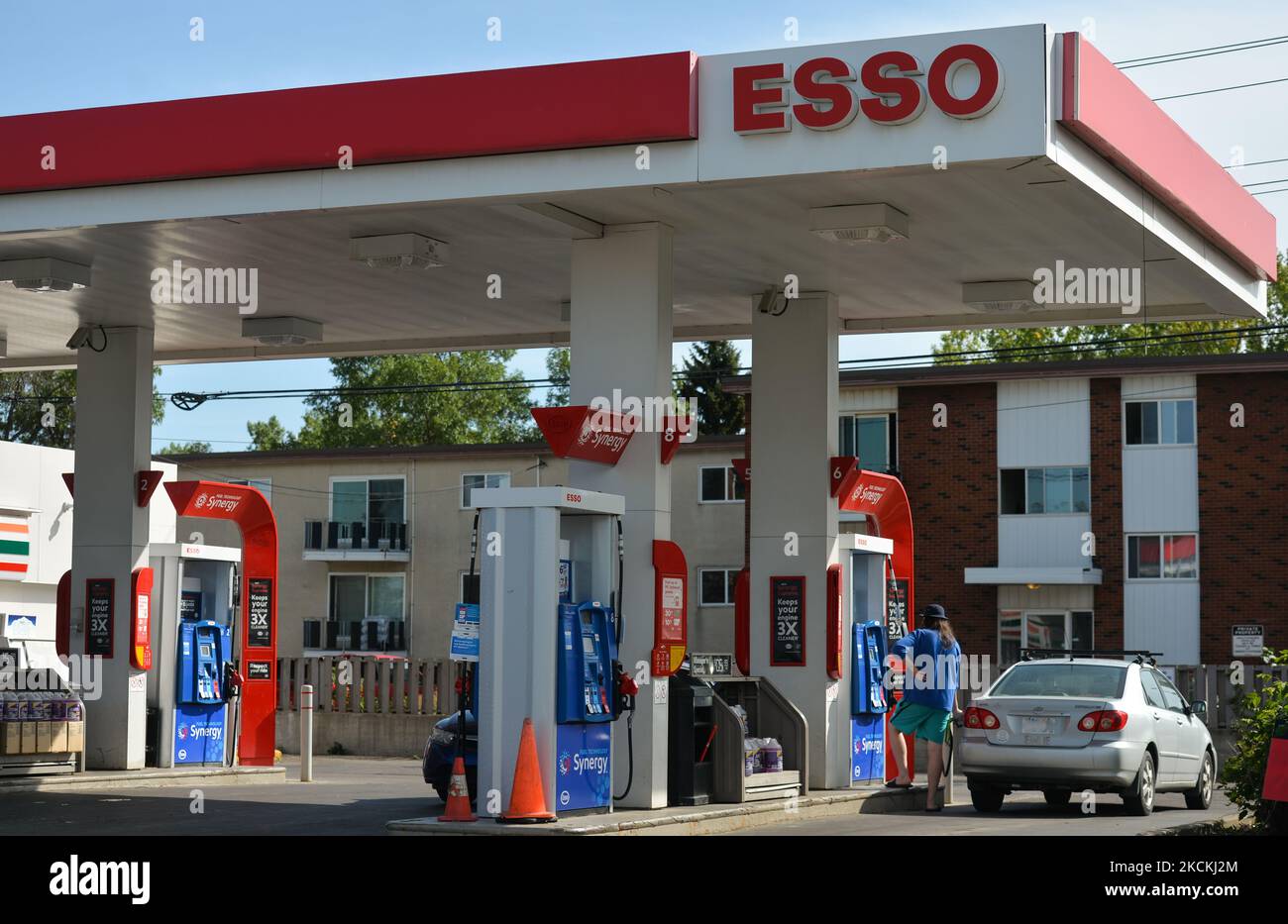 Esso Station auf der Whyte Avenue in Edmonton. Am Montag, den 30. August 2021, in Edmonton, Alberta, Kanada. (Foto von Artur Widak/NurPhoto) Stockfoto