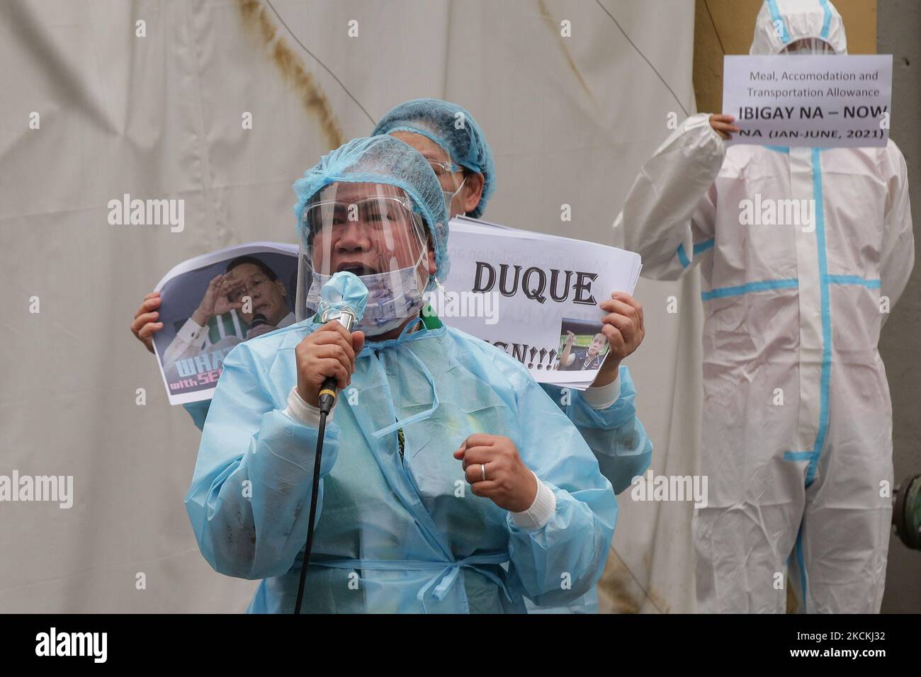 Am 31. August 2021 protestieren Gesundheitsmitarbeiter vor dem Dr. Jose Fabella Memorial Hospital in Manila, Philippinen, mit einem Lärmschutzvorfall. Die Gruppe schlug das Gesundheitsministerium vor und forderte den Rücktritt ihres Sekretärs, Dr. Francisco Duque III, wegen ihrer angeblichen Nichtfreigabe von Leistungen und Sonderrisikozulagen für Krankenhauspersonal im Kampf gegen die Pandemie von COVID19. (Foto von George Calvelo/NurPhoto) Stockfoto