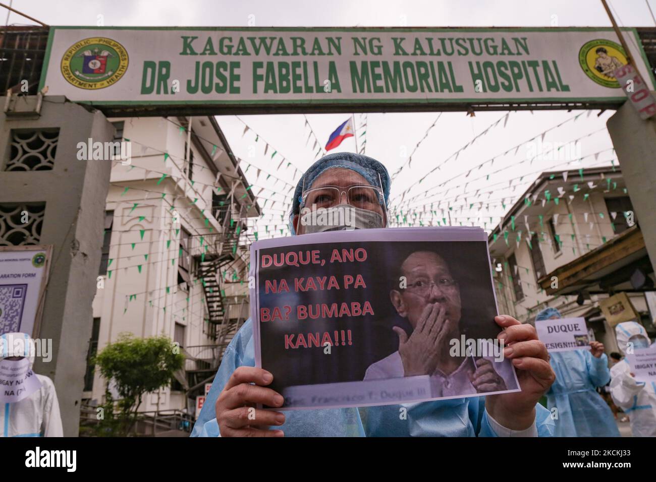 Am 31. August 2021 protestieren Gesundheitsmitarbeiter vor dem Dr. Jose Fabella Memorial Hospital in Manila, Philippinen, mit einem Lärmschutzvorfall. Die Gruppe schlug das Gesundheitsministerium vor und forderte den Rücktritt ihres Sekretärs, Dr. Francisco Duque III, wegen ihrer angeblichen Nichtfreigabe von Leistungen und Sonderrisikozulagen für Krankenhauspersonal im Kampf gegen die Pandemie von COVID19. (Foto von George Calvelo/NurPhoto) Stockfoto