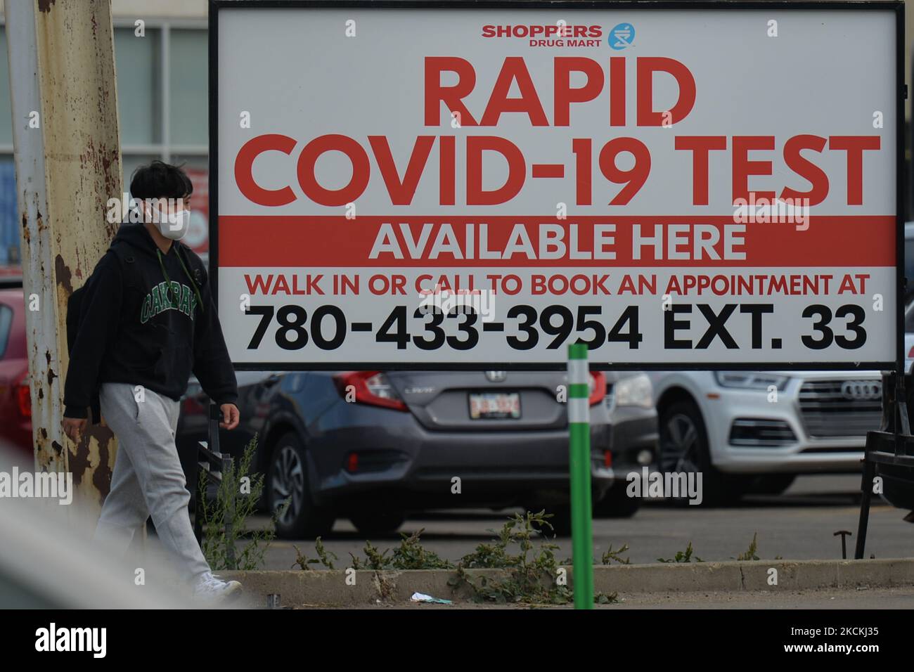 Rapid Covid-19-Testschild vor der Apotheke des Käufers. Am Montag, den 30. August 2021, in Edmonton, Alberta, Kanada. (Foto von Artur Widak/NurPhoto) Stockfoto