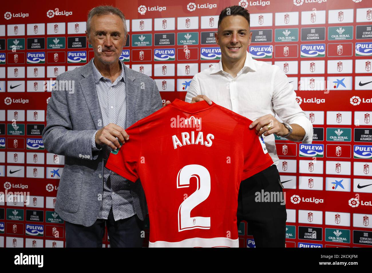 PEP Boada und Santiago Arias während seiner Präsentation als neuer Granada CF Spieler im Nuevo Los Carmenes Stadion am 31. August 2021 in Granada, Spanien (Foto: Álex Cámara/NurPhoto) Stockfoto