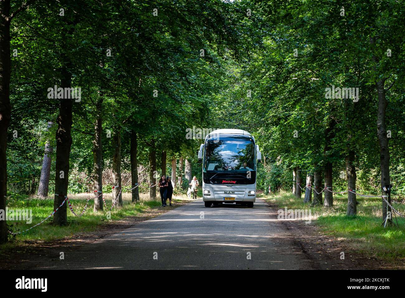 August 31., Heumensoord. Heute Nachmittag kam der erste Bus mit afghanischen Evakuierten im Notheim Heumensoord in Nijmegen an. Heumensoord ist am 31.. August 2021 die vierte Notunterkunft für afghanische Flüchtlinge in den Niederlanden. (Foto von Romy Arroyo Fernandez/NurPhoto) Stockfoto