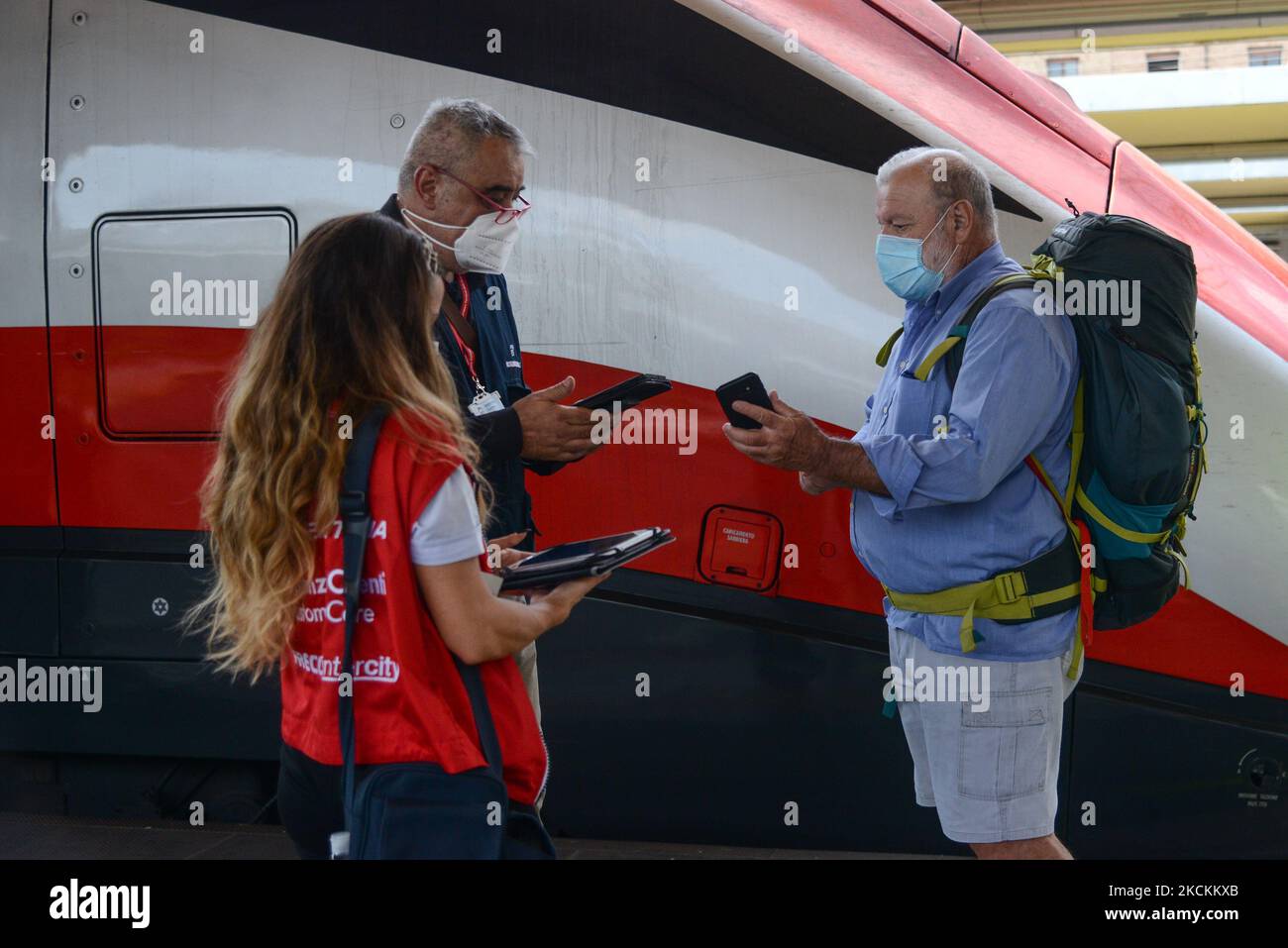 Ein Inspektor (L) überprüft Passagiere, die am 1. September 2021 am Bahnhof Porta Nuova in Turin in einen Hochgeschwindigkeitszug „Frecciarossa“ einsteigen, um ihren sogenannten Grünen Pass zu erhalten. - Seit Anfang August verlangt Italien Impfnachweise, eine kürzlich erfolgte Genesung des Coronavirus oder einen negativen Test für Menschen, die in Innenräumen speisen oder Museen und Sportveranstaltungen besuchen möchten. Ab September 1 ist der sogenannte Green Pass für Lehrer und in Zügen und Flugzeugen obligatorisch (Foto: Alberto Gandolfo/NurPhoto) Stockfoto