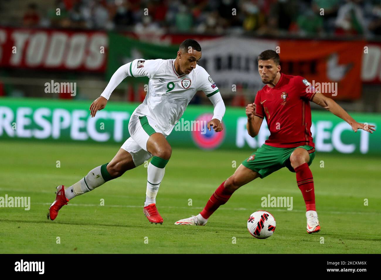 Der Stürmer der Republik Irland, Adam Idah (L), steht am 1. September 2021 im Algarve-Stadion in Faro, Portugal, vor dem portugiesischen Verteidiger Ruben Dias während der Fußball-Weltmeisterschaft 2022 in der europäischen Qualifikationsrunde Gruppe A. (Foto von Pedro FiÃºza/NurPhoto) Stockfoto