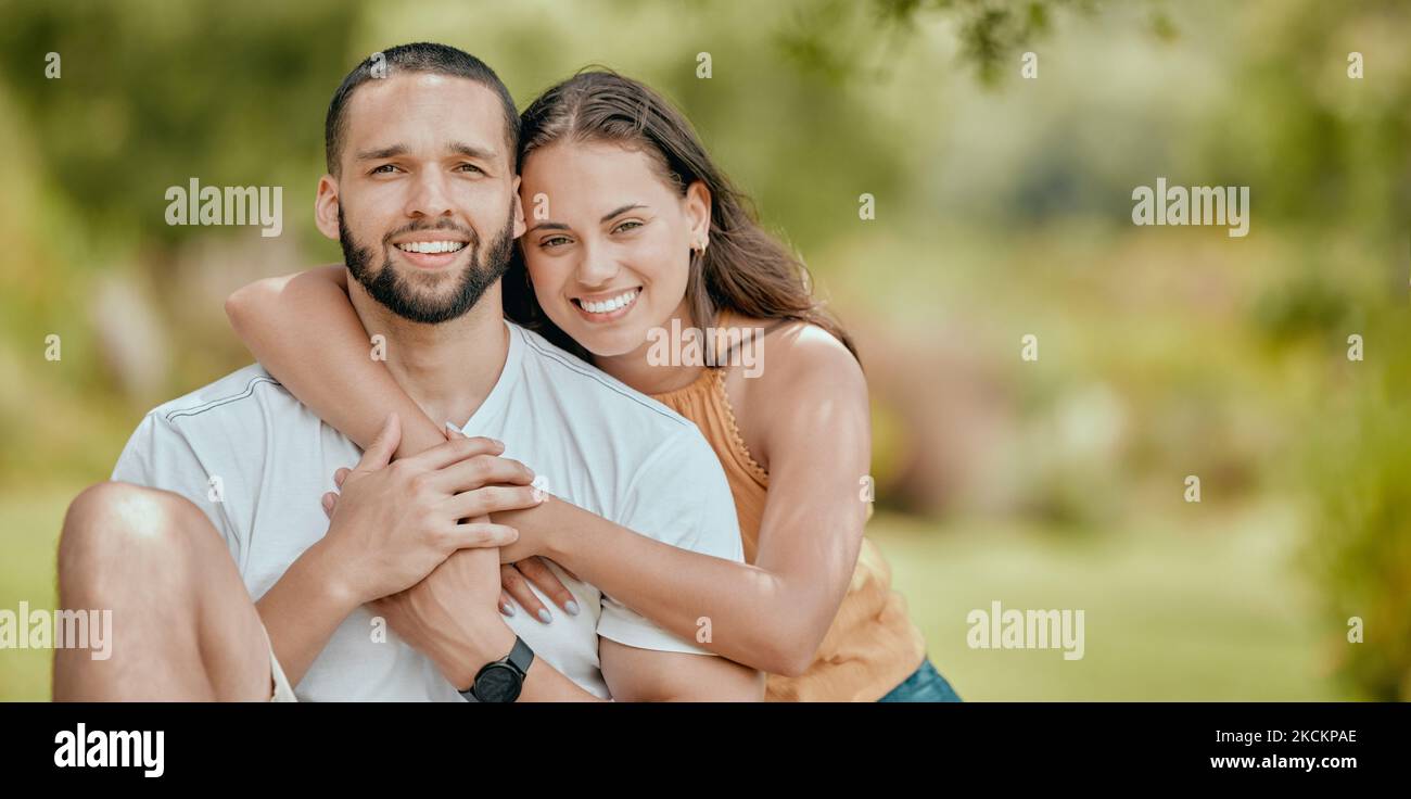 Paar, Umarmung und Liebe zusammen im Park, im Freien Bindung Porträt und Glück mit Sorgfalt in der Natur. Mexikanischer Mann, Frau und glücklicher Mockup, Beziehung Stockfoto