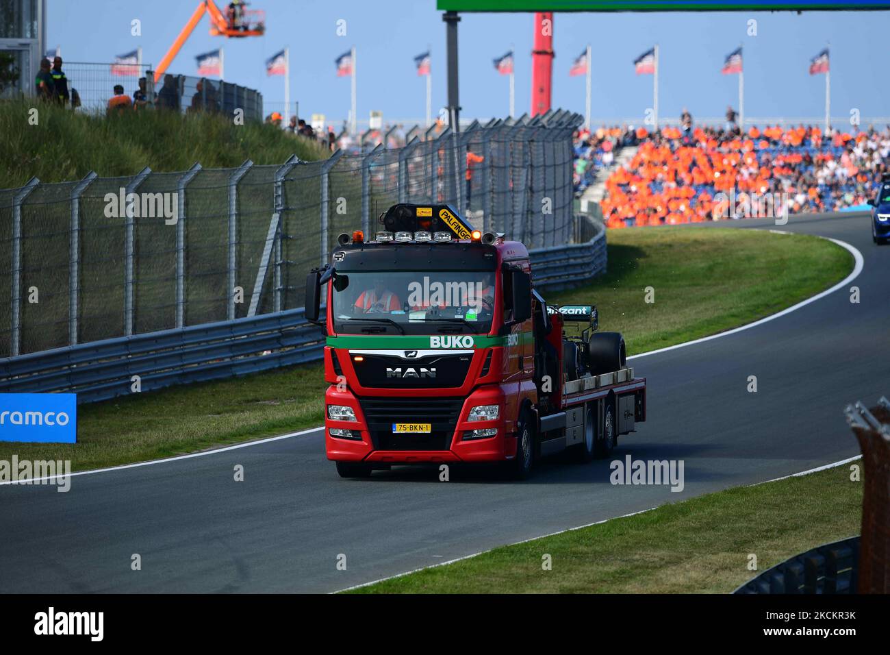 Sebastian Vettels Auto, das während des freien Trainings des Großen Preises der Niederlande, der Formel-1-Weltmeisterschaft 13. im CM.com Circuit Zandvoort, Nordholland, Niederlande, vom LKW geschleppt wurde, 3. September 2021 (Foto: Andrea Diodato/NurPhoto) Stockfoto