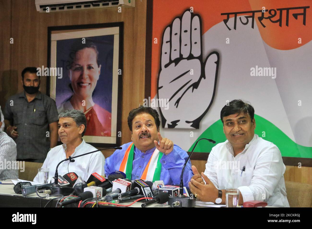 Der Vorsitzende des Kongresses, Rajeev Shukla, und der Präsident des Kongresses, Govind Singh Dotasra, sprechen am Freitag, den 3. September 2021, bei einer Pressekonferenz im PCC-Büro in Jaipur, Rajasthan, Indien. (Foto von Vishal Bhatnagar/NurPhoto) Stockfoto