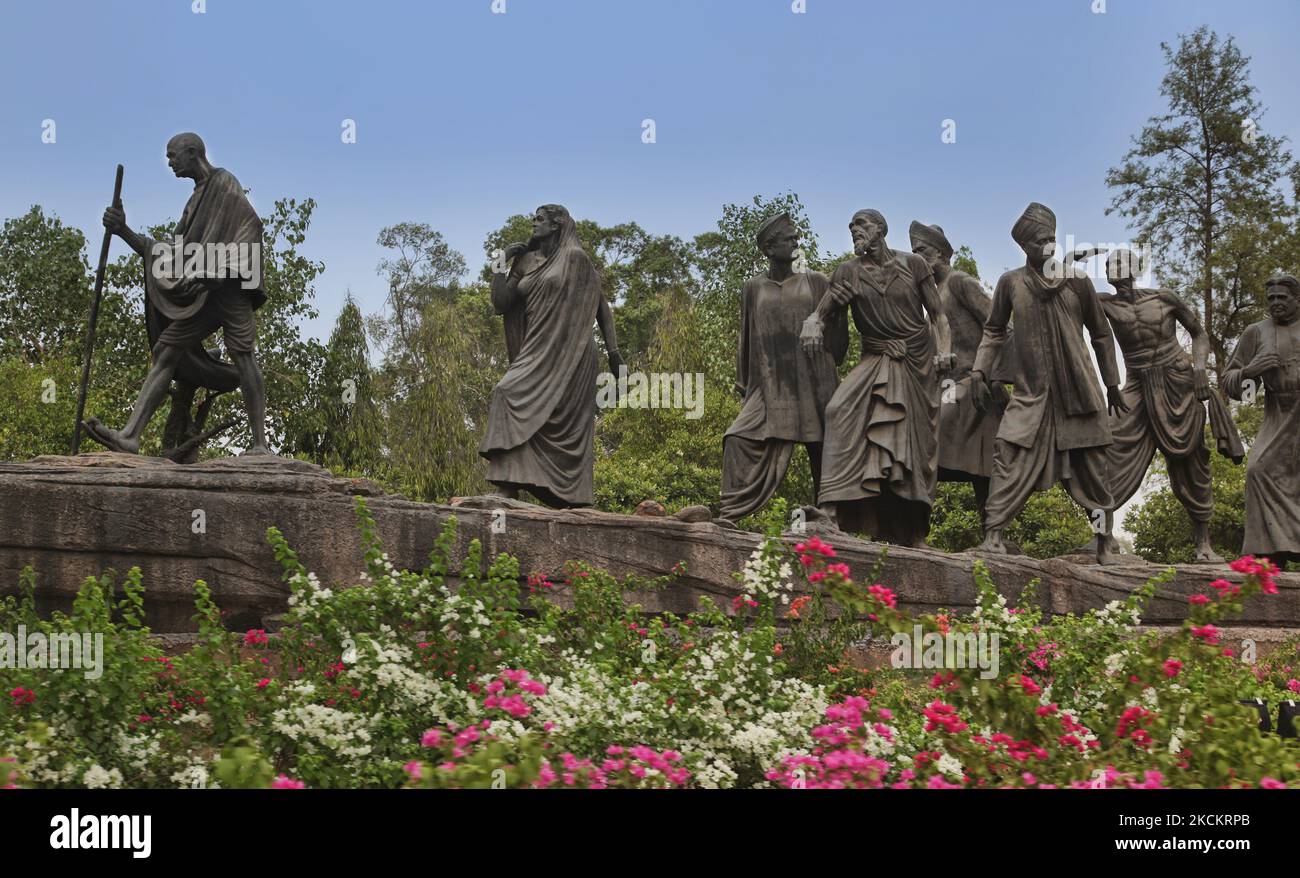 Statue von Mahatma Gandhi, gefolgt von Figuren aus allen Gesellschaftsschichten in Neu-Delhi, Delhi, Indien, am 12. Juli 2014. (Foto von Creative Touch Imaging Ltd./NurPhoto) Stockfoto