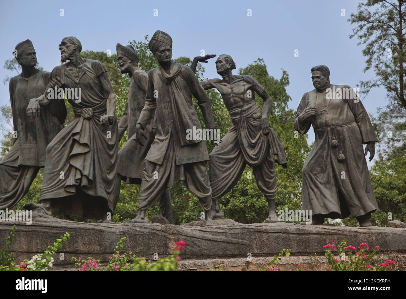 Detail der verschiedenen Figuren aus allen Gesellschaftsschichten der (indischen) Gesellschaft, die einer Statue von Mahatma Gandhi in Neu-Delhi, Delhi, Indien, am 12. Juli 2014 folgen. (Foto von Creative Touch Imaging Ltd./NurPhoto) Stockfoto