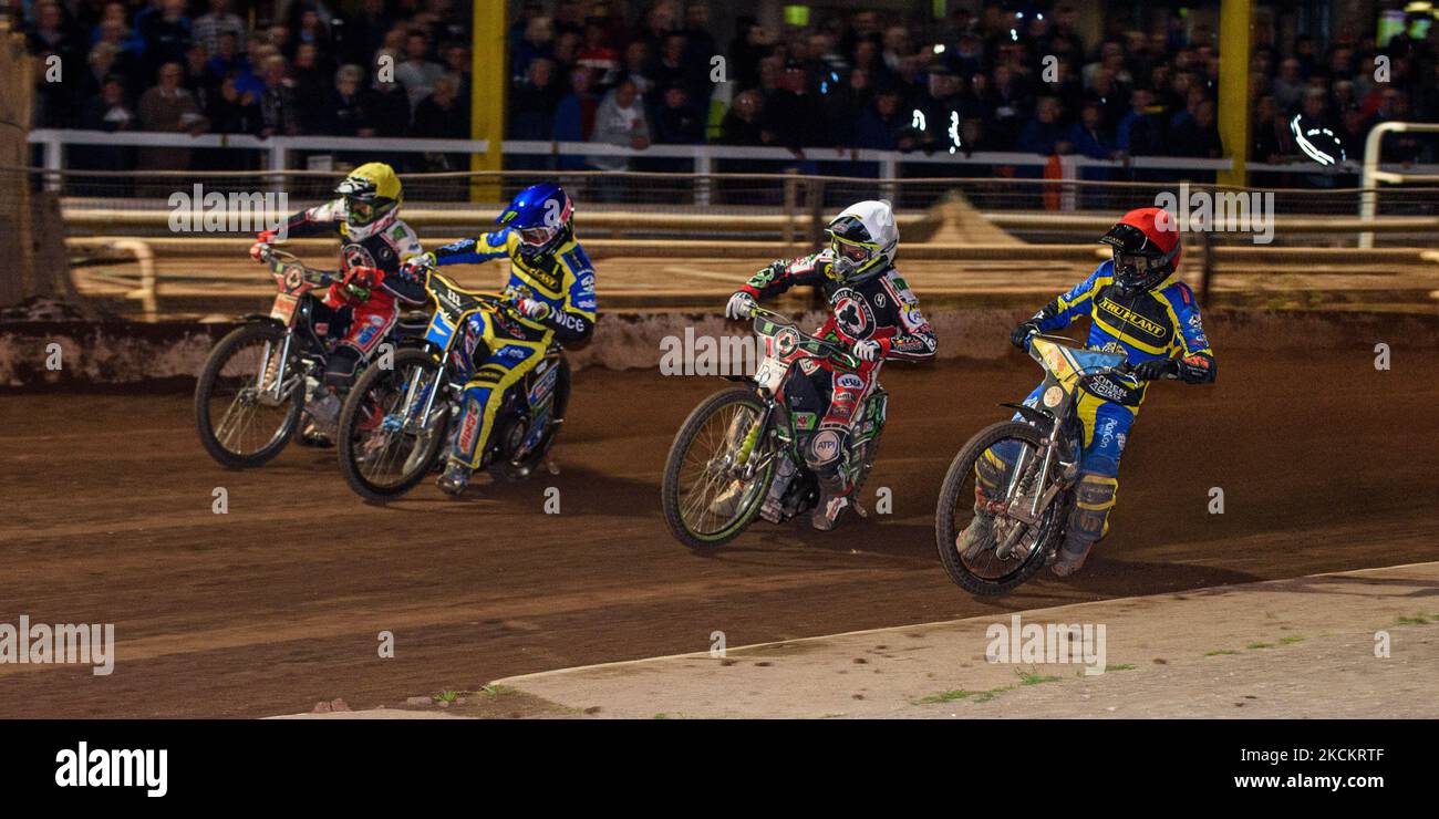 Adam Ellis (Rot) in Charles Wright (Weiß) Jack Holder (Blau) und Dan Bewley (Gelb) während des SGB Premiership-Spiels zwischen Sheffield Tigers und Belle Vue Aces im Owlerton Stadium, Sheffield, am Donnerstag, dem 2.. September 2021. (Foto von Ian Charles/MI News/NurPhoto) Stockfoto