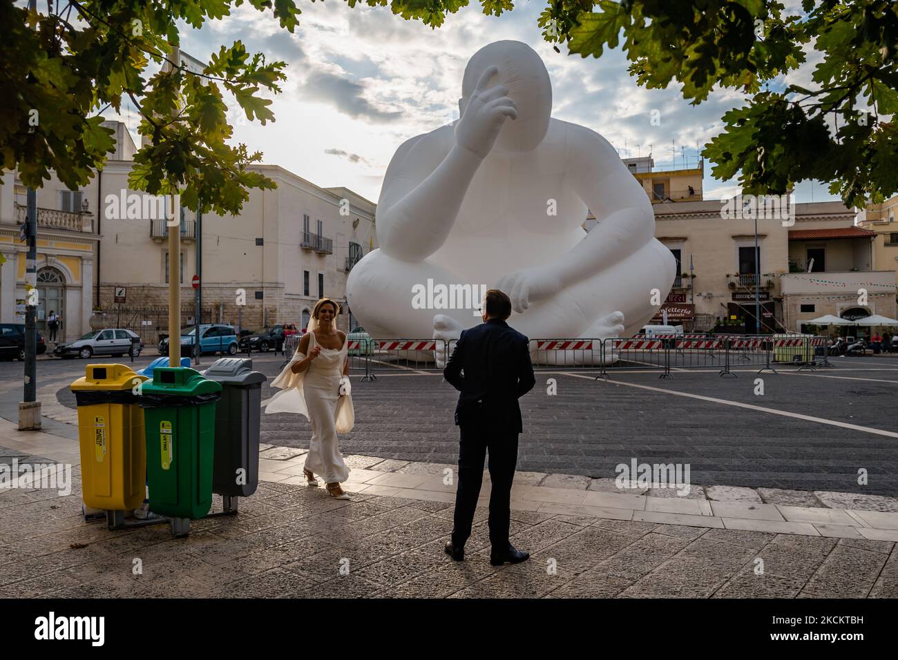 Installation der Arbeit man in Andria auf der Piazza Catuma am 3. September 2021. „Man“ ist der Titel einer Arbeit der australischen Künstlerin Amanda Parer, die mit ihren 13 Metern Höhe und 13 Metern Länge bis zum 5. September die Piazza Catuma in Andria dominiert. Eine imposante Lichtinstallation, die anlässlich des Festivals der Welten entstanden ist und von der berühmten Bronzeskulptur „der Denker“ inspiriert wurde, die der Franzose Auguste Rodin 1880 geschaffen und im Museum aufbewahrt hat, das seinen Namen in Paris trägt. Es stellt einen Mann dar, der auf tiefe Meditation abgeht. Ein gigantisches Werk, das die menschliche Schwachheit erforscht und zum Reflec einlädt Stockfoto