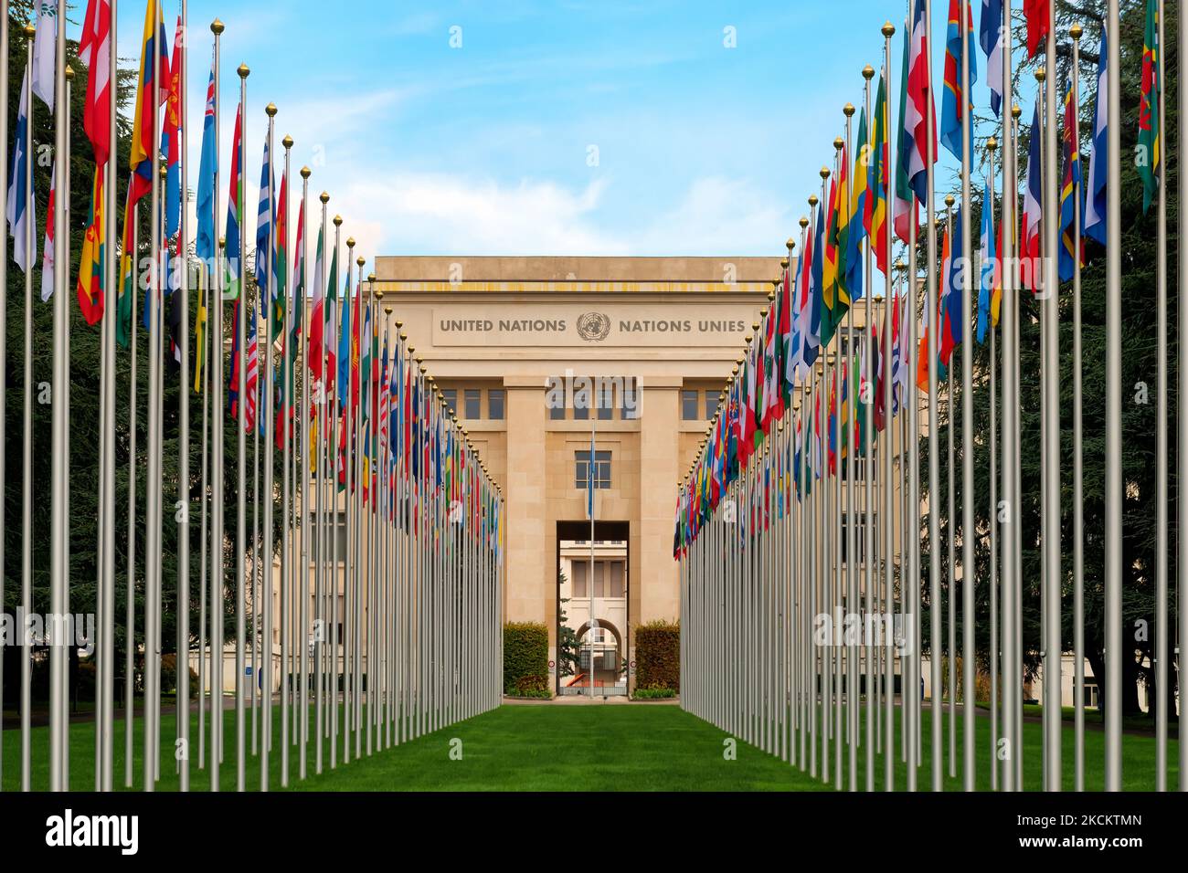 Die Gasse der Nationen mit den Flaggen der Mitgliedsländer des Büros der Vereinten Nationen in Genf, Schweiz Stockfoto