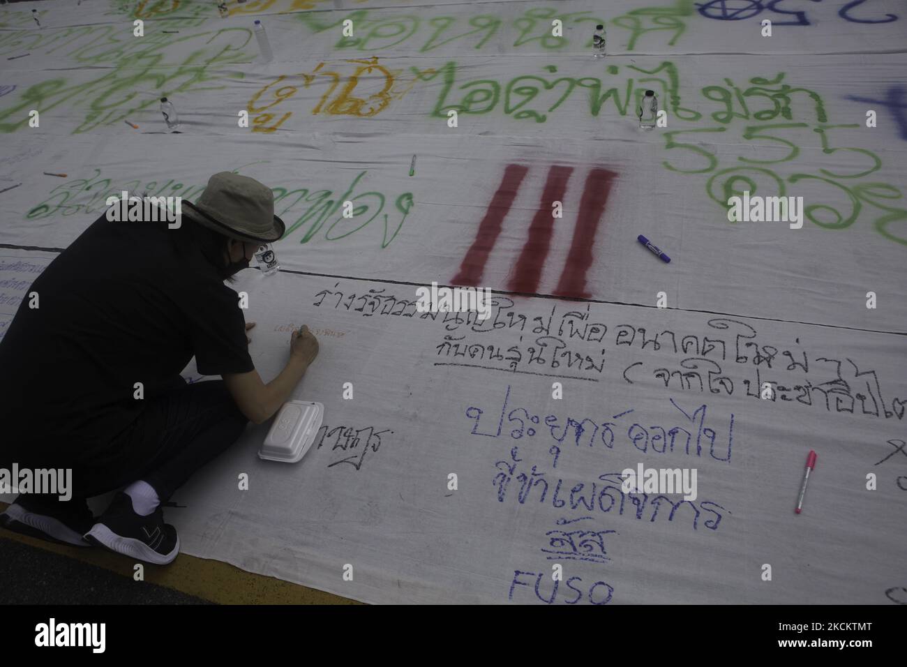 Demonstranten schreiben am 3. September 2021 in Bangkok, Thailand, Erklärungen, in denen sie die Regierung kritisieren. (Foto von Atiwat Silpamethanont/NurPhoto) Stockfoto