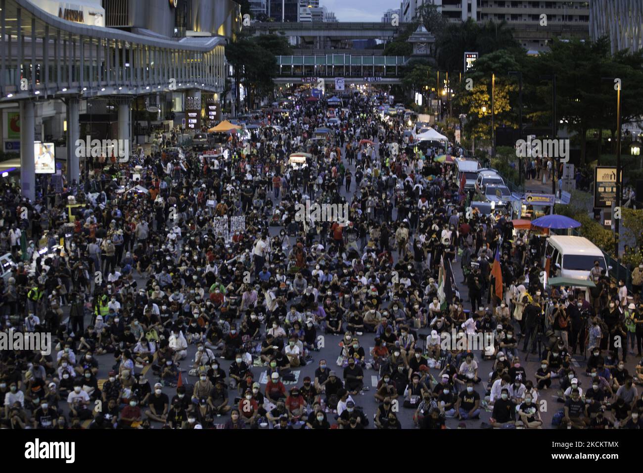 Atmosphäre der Demonstranten, die am 3. September 2021 in Bangkok, Thailand, Reden zur Kritik an der Regierung hörten. (Foto von Atiwat Silpamethanont/NurPhoto) Stockfoto