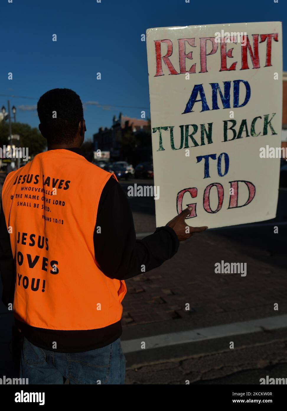 Ein Straßenprediger hält ein Plakat mit der Aufschrift „tut Buße und kehrt zu Gott zurück“. Mitglieder von über LGBTQ2S lokalen Unterstützern und Verbündeten versammeln sich in der Pride Corner auf der Whyte Avenue und dem Gateway Boulevard in Edmonton, um protestierenden Straßenpredigern der Rhema Faith Ministries Edmonton Church Canada entgegenzutreten. Im Juli wurde eine spezielle Petition eingereicht, in der Old Strathcon und die Stadt Edmonton aufgerufen wurden, den Ort dauerhaft als „Pride Corner“ zu benennen, um sicherzustellen, dass sich LGBTQ + Jugendliche, insbesondere Menschen mit Obdachlosigkeit, sicher fühlen und sich Herzlich Willkommen. fühlen Am Freitag, den 3. September 2021, in Edmonton, Alberta, Kanada. (Foto von Ar Stockfoto