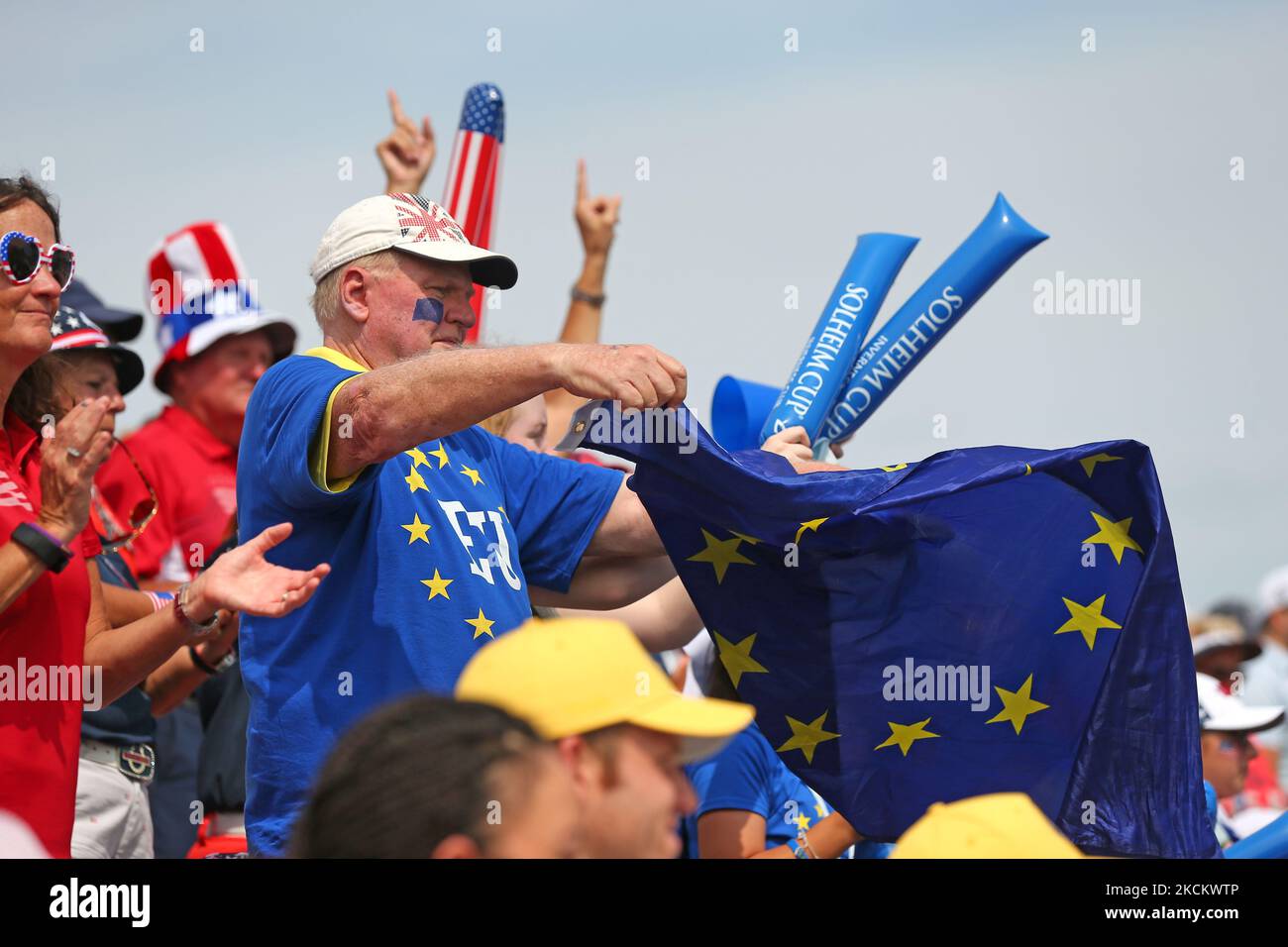 Ein Zuschauer schwingt die Flagge der Europäischen Union während der vier-Ball-Paarungen am Nachmittag des Solheim Cup 2021 im Inverness Club in Toledo, Ohio, USA, am Samstag, 4. September 2021. (Foto von Jorge Lemus/NurPhoto) Stockfoto