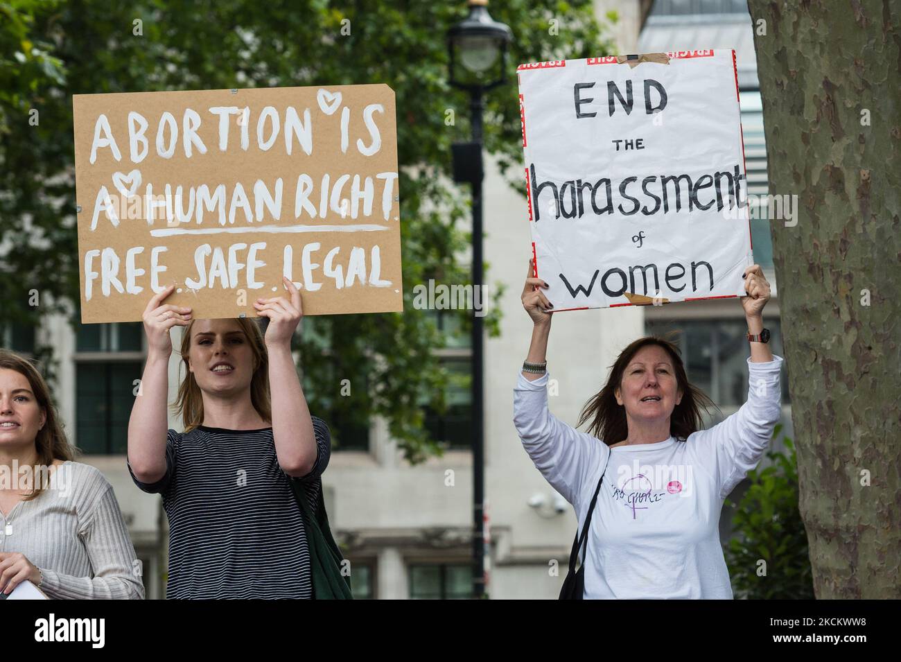 LONDON, VEREINIGTES KÖNIGREICH - 04. SEPTEMBER 2021: Befürworter der Wahlfreiheit führen auf dem Parliament Square eine Demonstration durch, um sich weltweit für die reproduktiven Rechte von Frauen zu einsetzen, als Gegenprotest gegen den 'Marsch für das Leben', der am 04. September 2021 in London, England, stattfindet. Die Demonstranten drückten auch ihre Solidarität mit Frauen in Texas aus, wo ein neues Gesetz Abtreibungen verbietet, sobald kardiale Aktivitäten von medizinischen Fachleuten in der sechsten Schwangerschaftswoche erkannt werden können, was es zum restriktivsten Abtreibungsgesetz in den Vereinigten Staaten macht. (Foto von Wiktor Szymanowicz/NurPhoto) Stockfoto