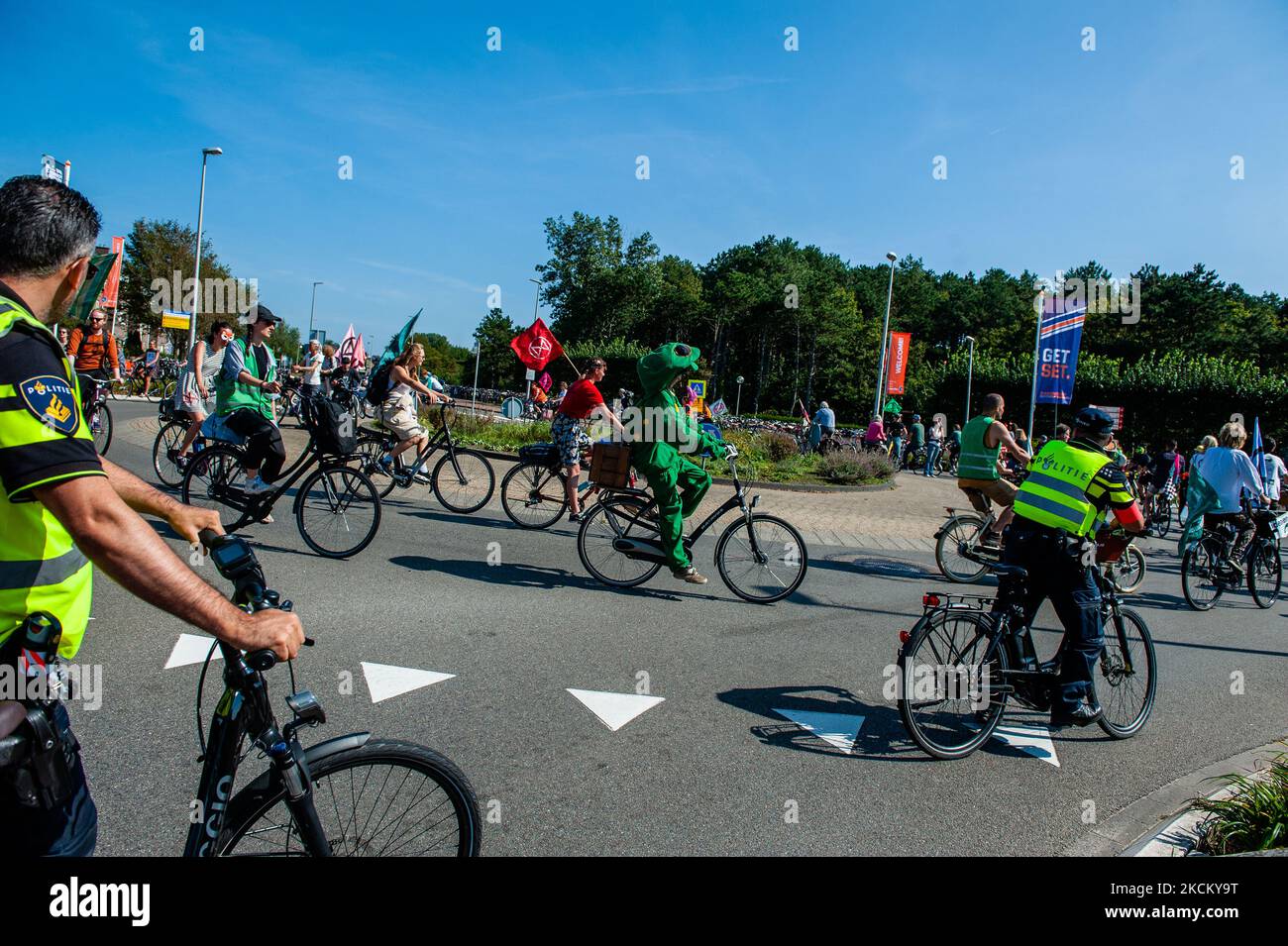 Während des Extinction Rebellion Bike Protests gegen den Großen Preis von der Formel 1 in Zandvoort am 5.. September 2021 halten die Polizisten die Klimaaktivisten im Auge. (Foto von Romy Arroyo Fernandez/NurPhoto) Stockfoto