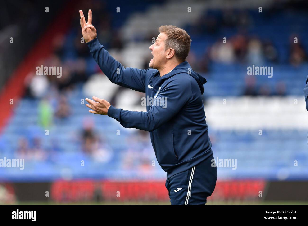 Mark Cooper (Manager) von Barrow während des Sky Bet League 2-Spiels zwischen Oldham Athletic und Barrow im Boundary Park, Oldham, am Samstag, 4.. September 2021. (Foto von Eddie Garvey/MI News/NurPhoto) Stockfoto