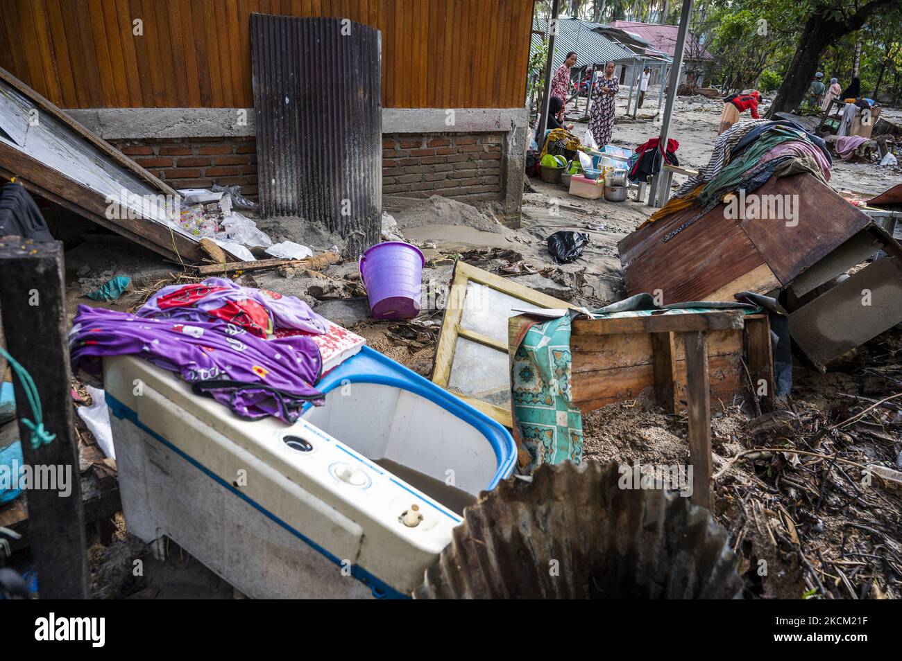 Die Bewohner befinden sich vor ihren Häusern, die nach einer weiteren Sturzflut im Dorf Rogo, Bezirk South Dolo, Sigi Regency, Provinz Central Sulawesi, Indonesien, am 6. September 2021 in Schlamm und Sand vergraben wurden. Nachdem das Dorf am Samstag (29. August 2021) von Sturzfluten heimgesucht wurde, wurde es am Sonntag (5. September 2021) in der Nacht erneut von einer Sturzflut heimgesucht, die dazu führte, dass Dutzende von Häusern in Schlamm getaucht wurden und Hunderte von Bewohnern an sichere Orte zurückkehrten. Die Sturzflut im Dorf war das vierte Mal seit November 2020. Die Topographie des Gebiets am foo Stockfoto