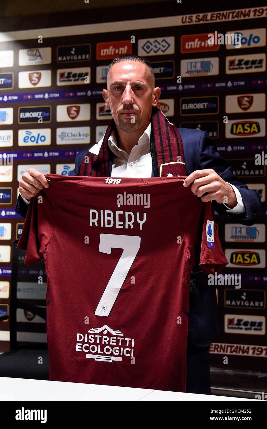 Franck Ribery zeigt sein neues Trikot der US Salernitana 1919 während der  Pressekonferenz, um Franck Ribery am 6. September 2021 in Caffè Motta,  Salerno, Italien, als neuen Spieler der US Salernitana 1919