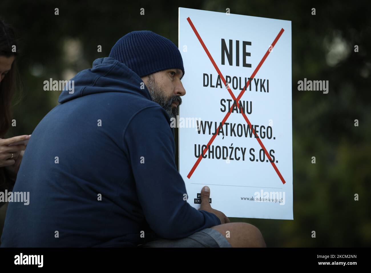 Ein Mann hält am 6. September 2021 in Warschau, Polen, ein Schild mit der Aufschrift „Keine Notstandspolitik“ vor dem parlament. Mehrere hundert Demonstranten versammelten sich vor dem polnischen parlament Sejm, um gegen ein Präsidentendekret zu protestieren, das den Ausnahmezustand entlang der Grenzregion zu Belarus ausrief. Während Befürworter argumentieren, dass Polen von einem hybriden Krieg von Belarus bedroht sei, der Migranten aus dem Nahen Osten über die Grenze treibt, argumentieren Gegner, dass das Gesetz ein politisches Instrument sei, das zu weiterem Missbrauch gefährdeter Menschen führt. Polen wurde beschuldigt, Migranten illegal zurückgeschoben zu haben Stockfoto