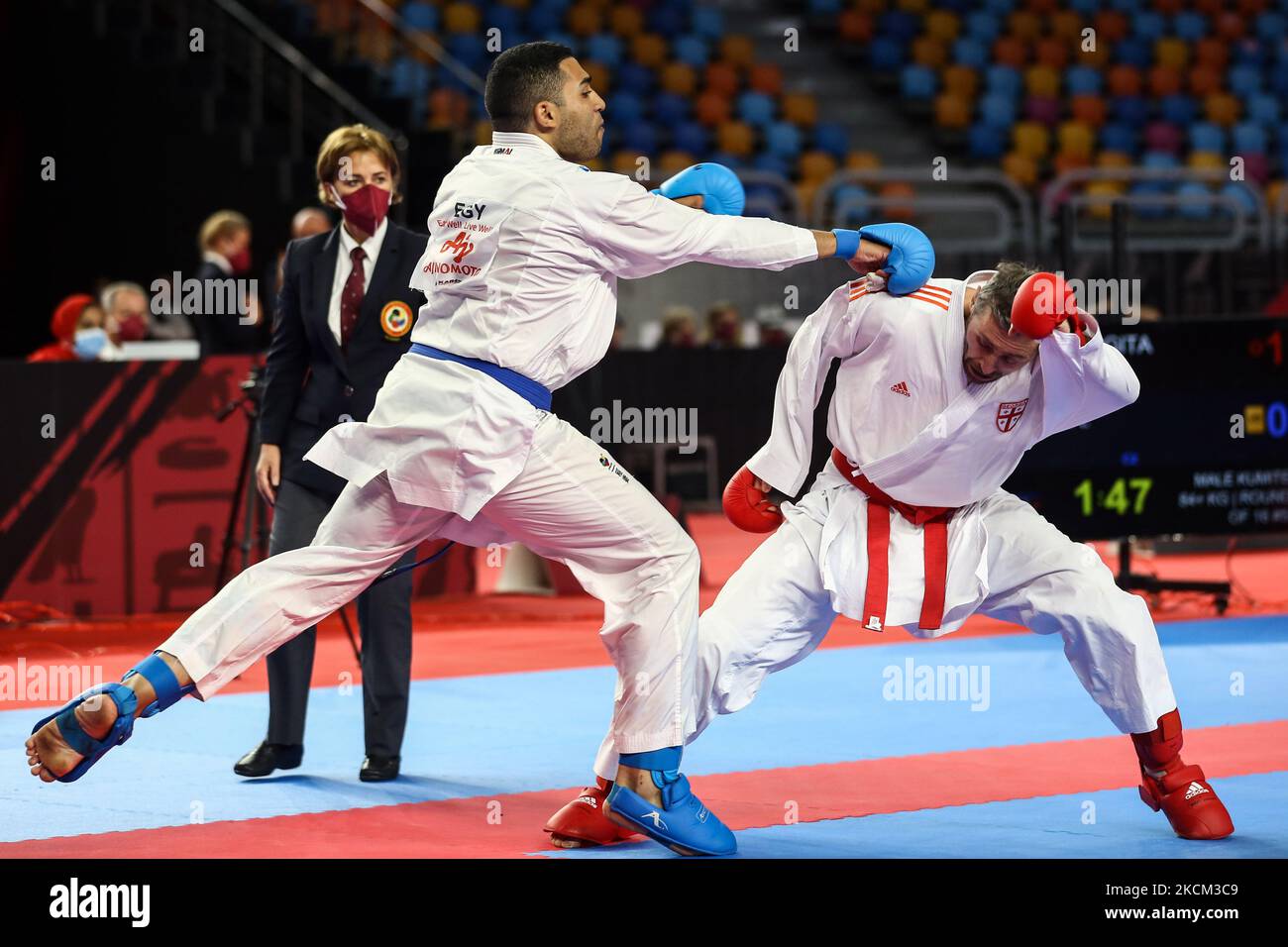 ABDELMONEM ELSAWY (Blau) vom Team Egypt während der Wettkämpfen gegen GOGITA ARKANIA vom Team GEORGIA HE Men's Karate Kumite 84+ KG am zweiten Tag der Premier League Carate1 - Kairo 2021 in der Crystal Hall am 3. September 2021 in Kairo, Ägypten (Foto von Ayman Aref/NurPhoto) Stockfoto