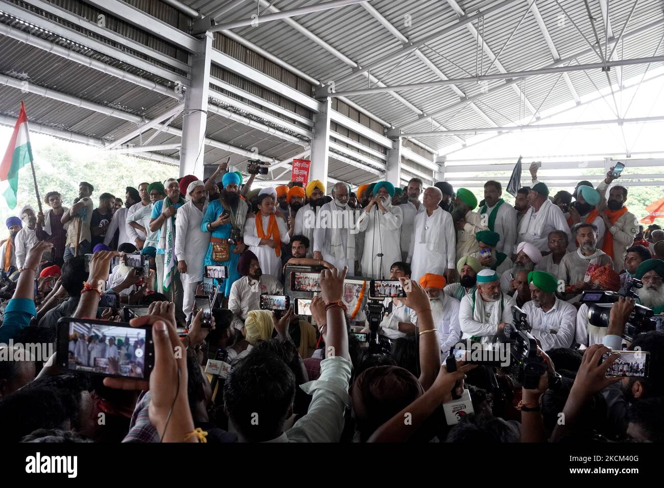 Der Vorsitzende der Bauerngewerkschaft Balbir Singh Rajewal (c), spricht anlässlich eines Treffens in Karnal im nördlichen Bundesstaat Haryana, Indien, am 7. September 2021 im Rahmen eines Bauernprotesten gegen die Agrargesetze an der Versammlung. (Foto von Mayank Makhija/NurPhoto) Stockfoto