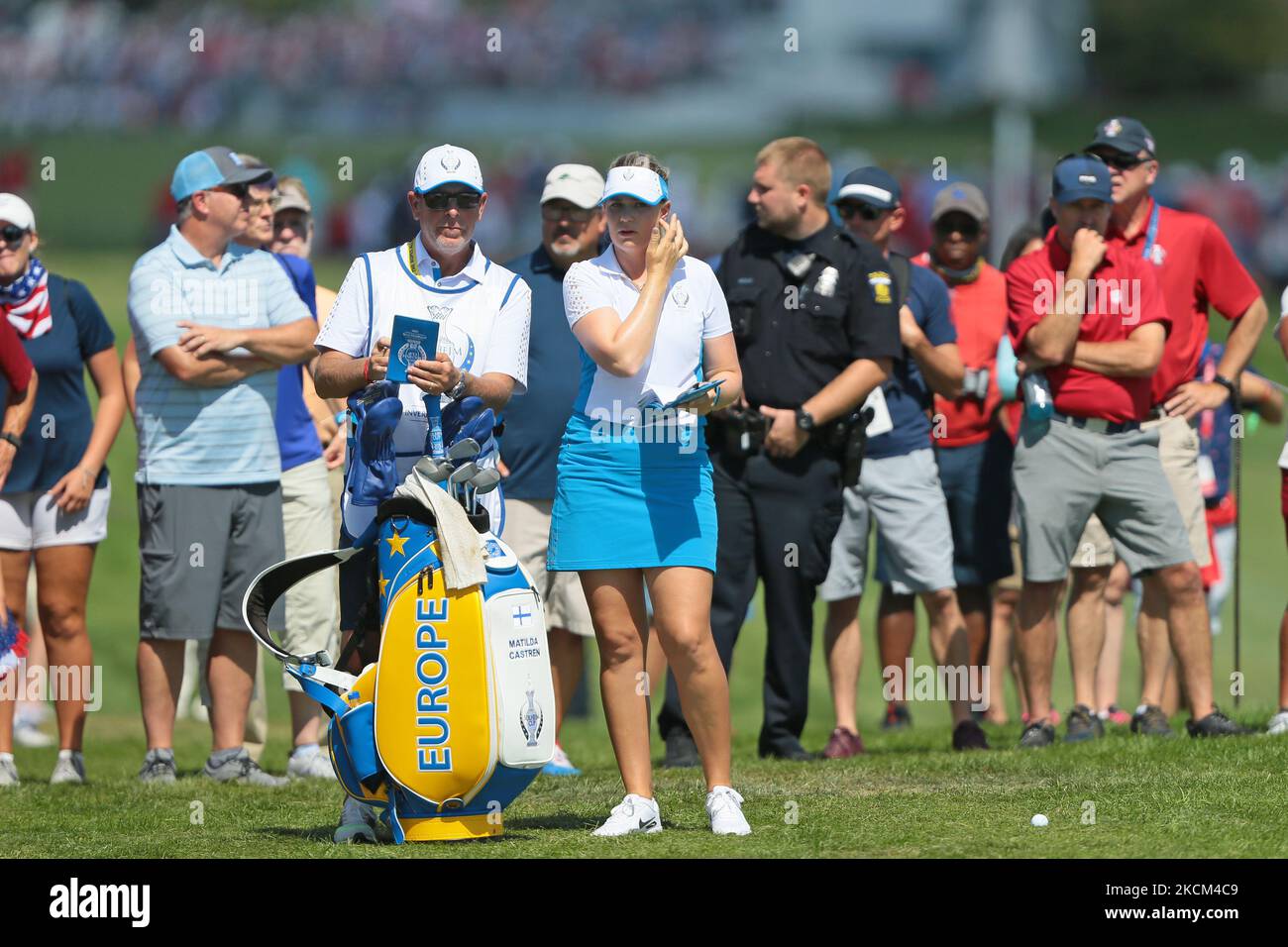 Matilda Castren vom Team Europe interagiert mit ihrem Caddy am ersten Loch während der Einzelpaarungen des Solheim Cup 2021 im Inverness Club, in Toledo, Ohio, USA, am Montag, 6. September 2021. (Foto von Jorge Lemus/NurPhoto) Stockfoto