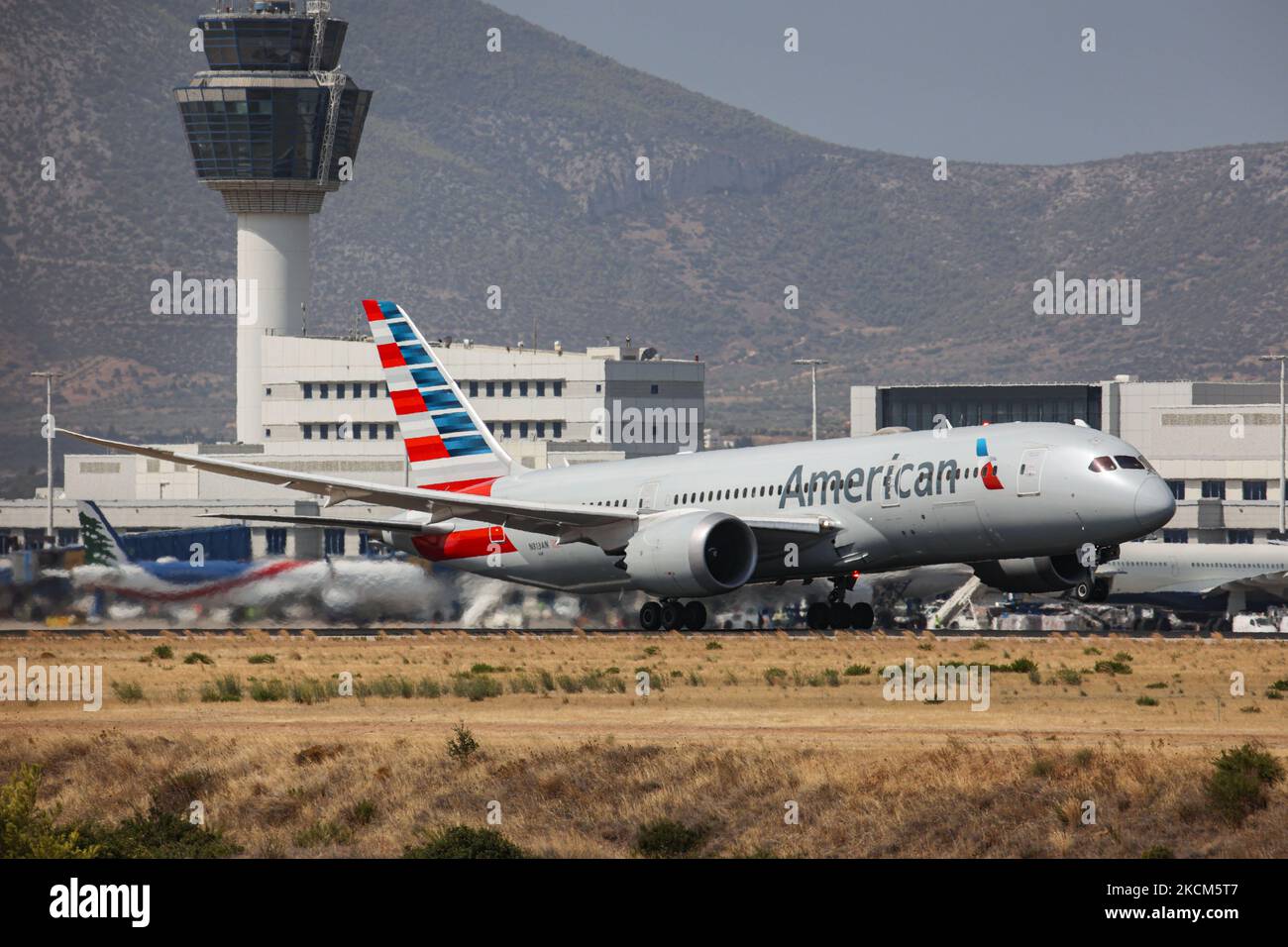 American Airlines Boeing 787 Dreamliner Flugzeuge wie gesehen, die am Start und der Flugphase vom Internationalen Flughafen Athen ATH LGAV in der Nähe der griechischen Hauptstadt abfliegen. Das moderne Großkarosserie-Flugzeug B787 hat die Zulassung N813AN und wird von 2x GE-Düsenmotoren angetrieben. American ist eine US-Fluggesellschaft mit Sitz in Fort Worth in Texas, die nach Flottengröße und beförderten Passagieren die größte Fluggesellschaft der Welt ist und Mitglied der oneworld-Luftfahrtallianz ist. Die Zahl der Passagiere im Weltflugverkehr sank aufgrund der Reisebeschränkungen und der Sicherheitsmaßnahmen wie Lockdowns, Quarantäne, Rapid und pcr-Tets Stockfoto