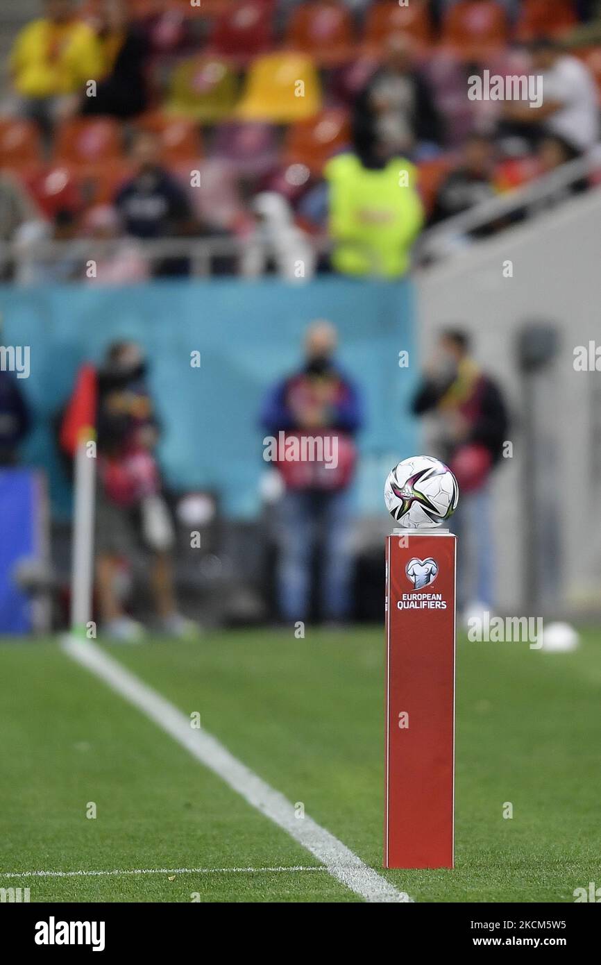 Offizieller Ball in Aktion während des Qualifikationsrunden-Spiels der FIFA-Weltmeisterschaft zwischen Rumänien und Liechtenstein, das am 05. September 2021 in Bukarest gespielt wurde. (Foto von Alex Nicodim/NurPhoto) Stockfoto